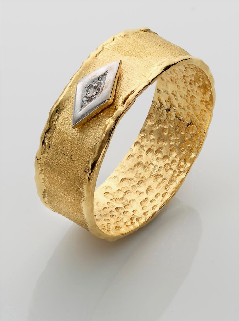 Goldener Ring mit Diamant