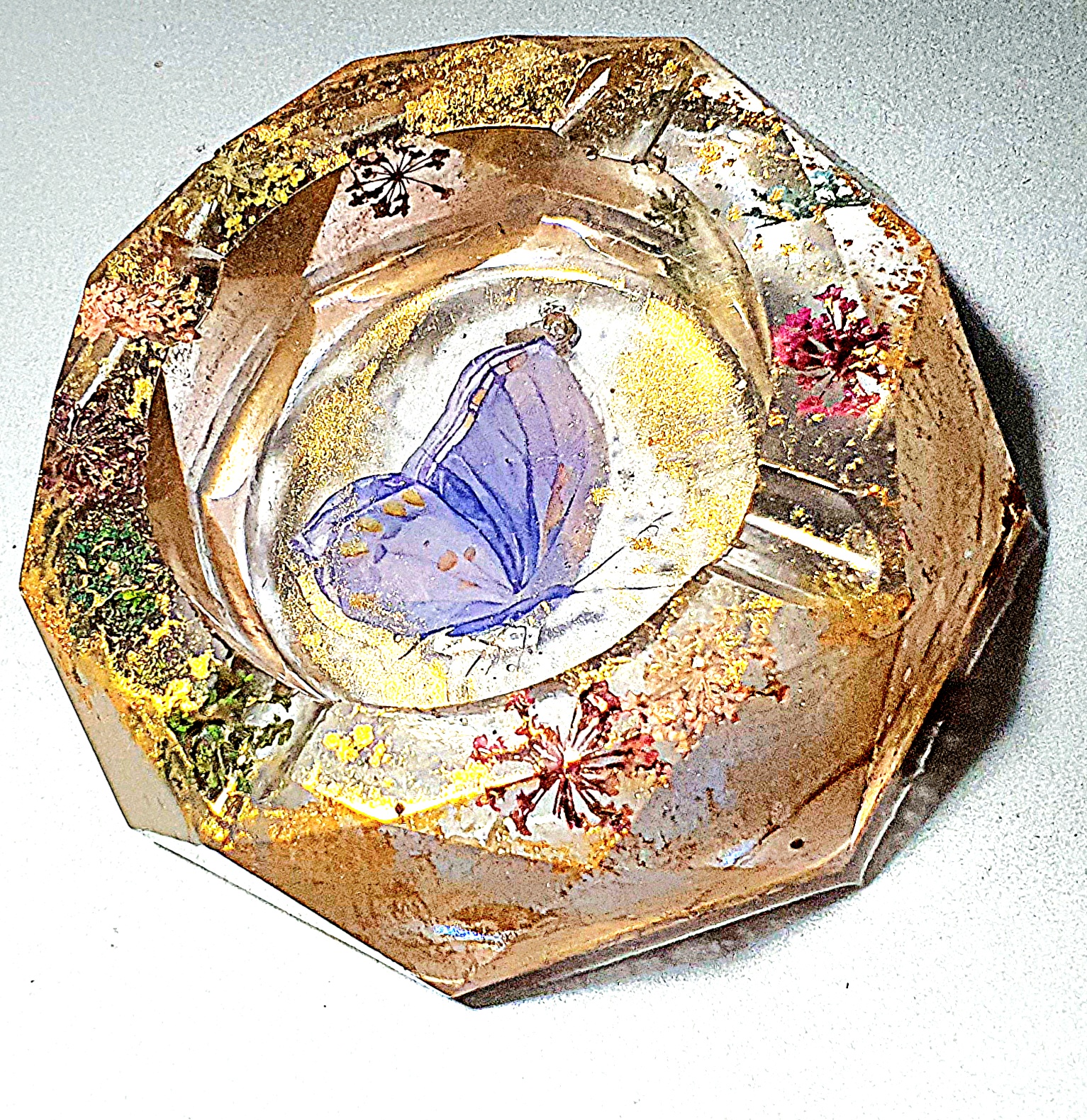 Cendrier de fleurs et papillon