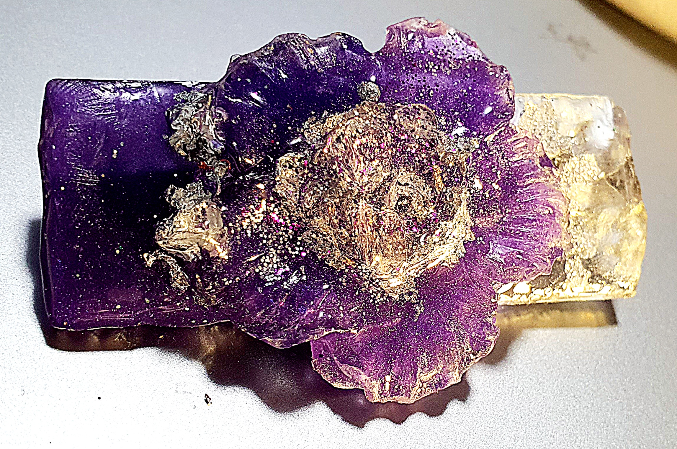 Pince à cheveux à fleur violette et paillettes