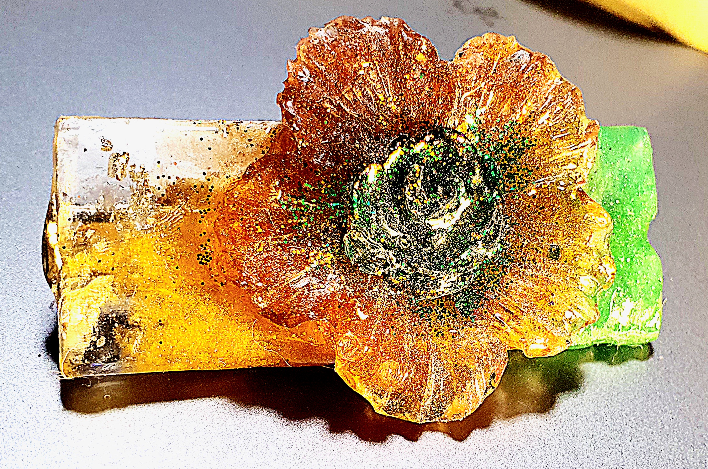 Pince à cheveux dorée et émeraude