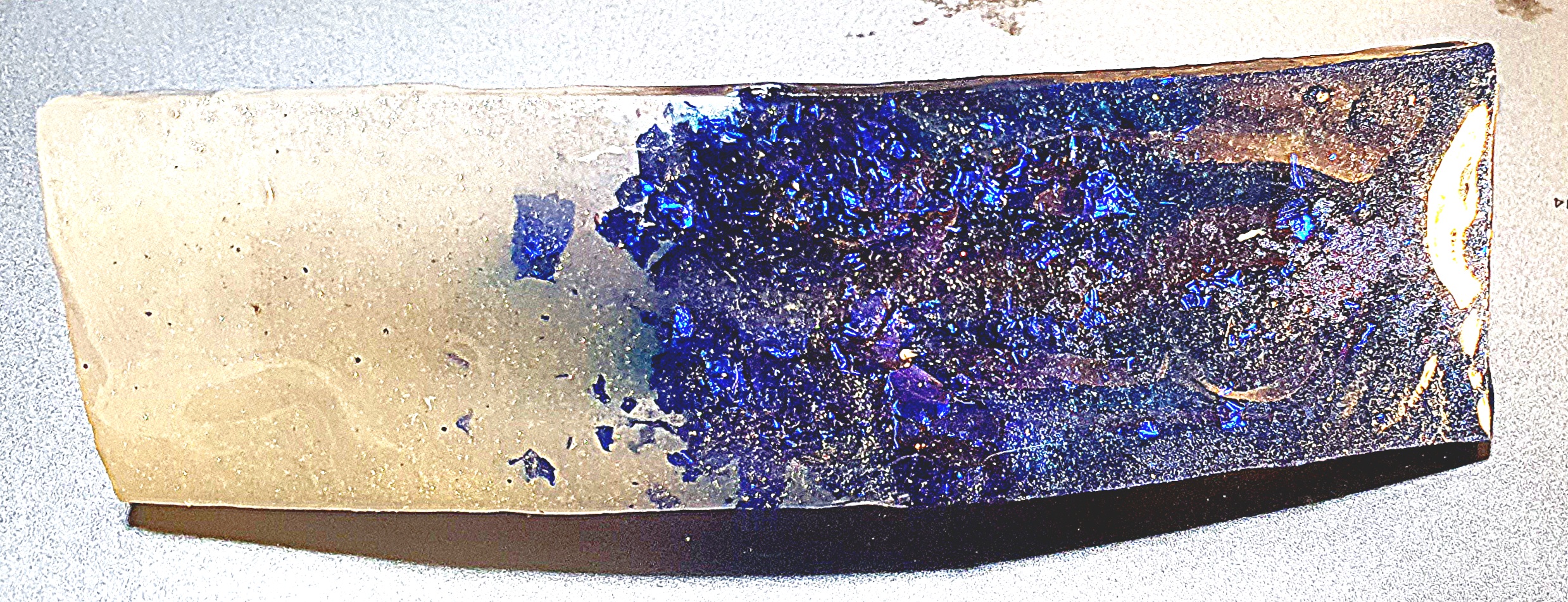 Pince à cheveux bleue et blanche