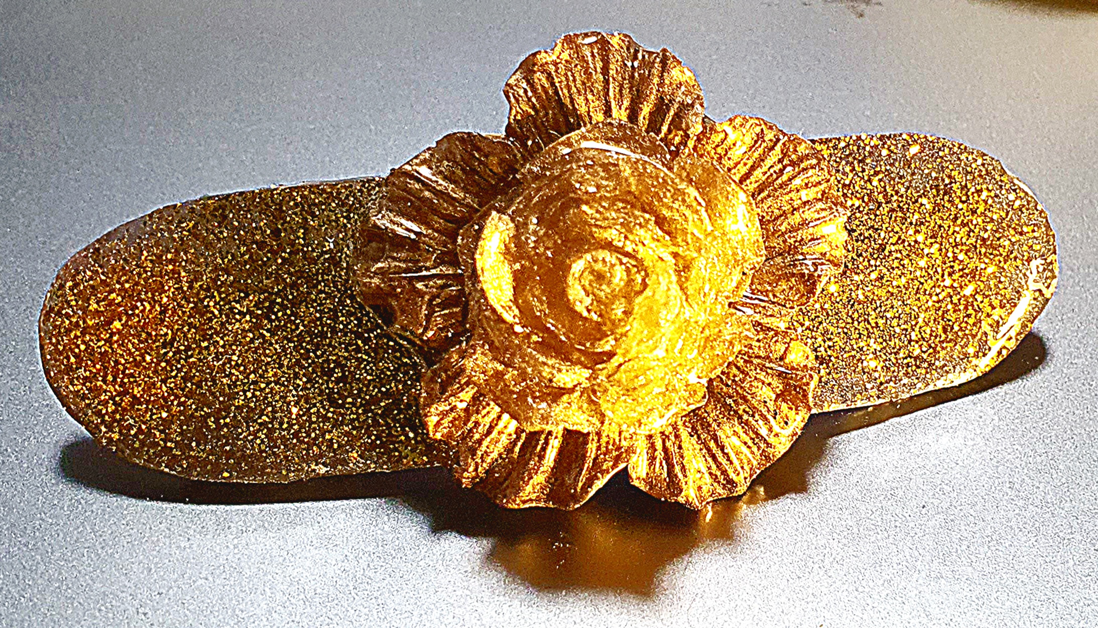 Pince à cheveux avec fleur dorée