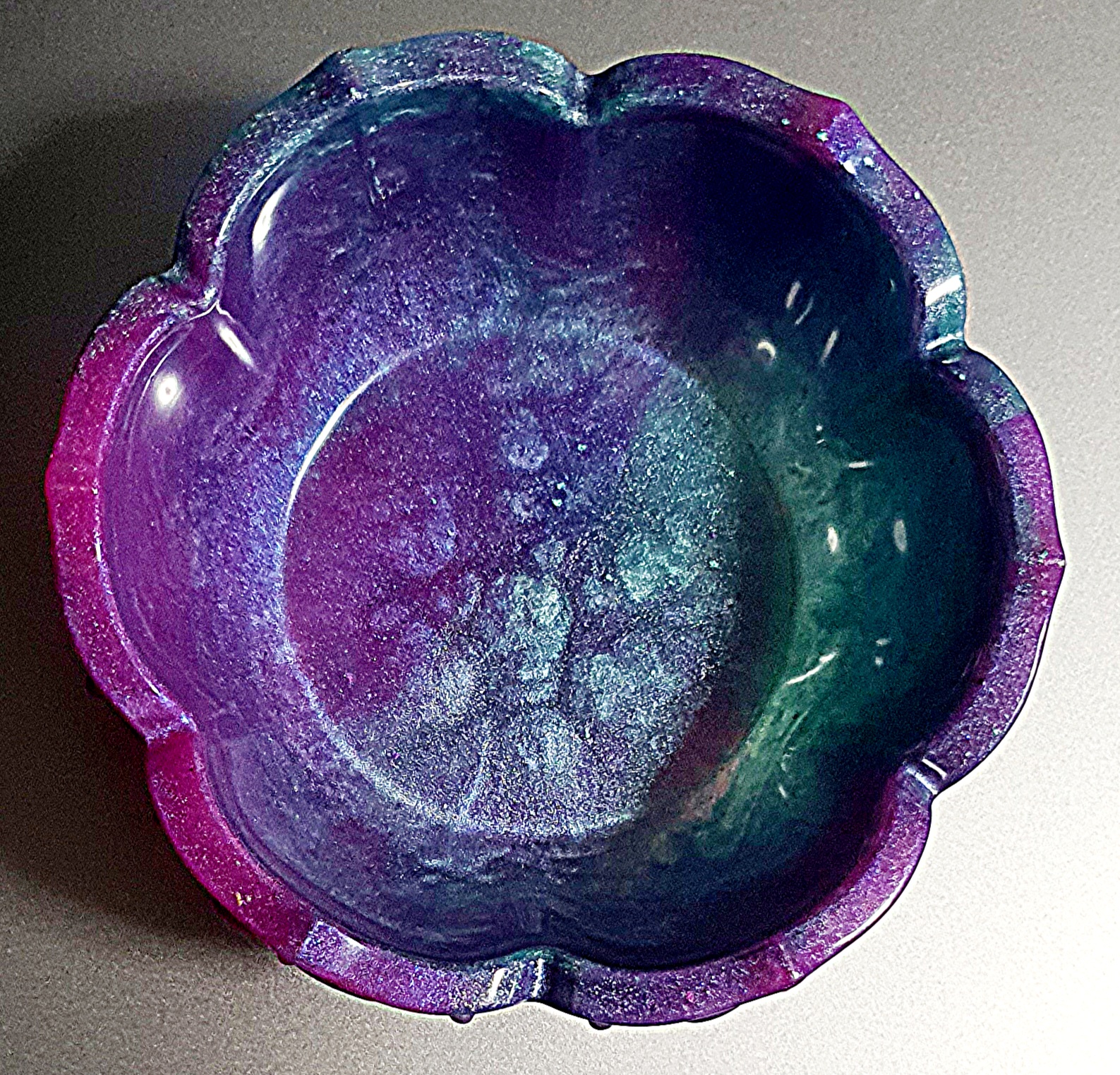 Ravier décoratif iridescent en résine