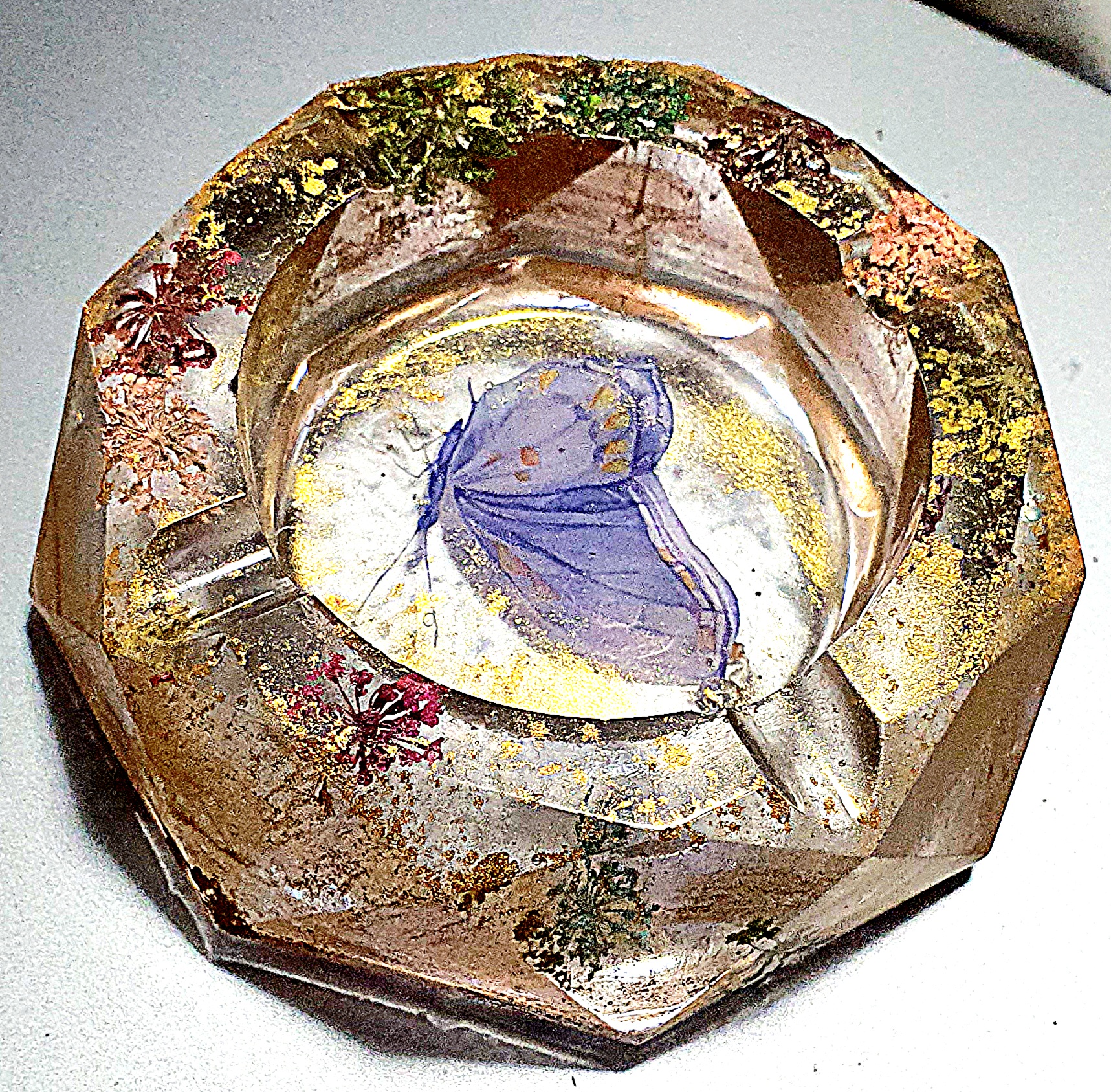 Cendrier de fleurs et papillon