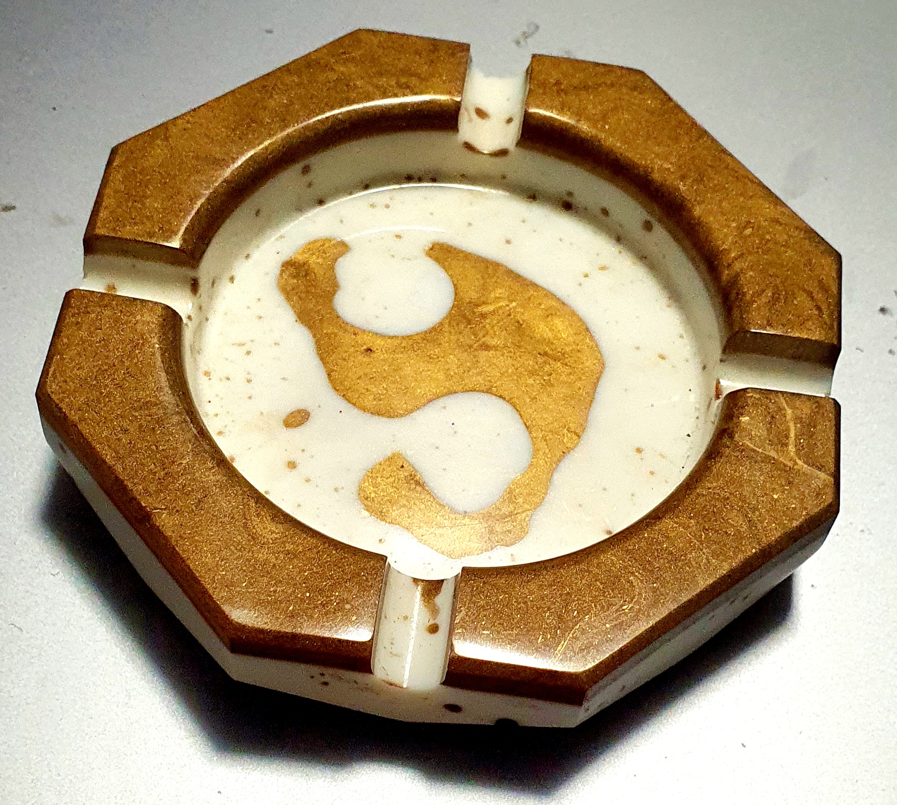 Cendrier marbré blanc et bronze