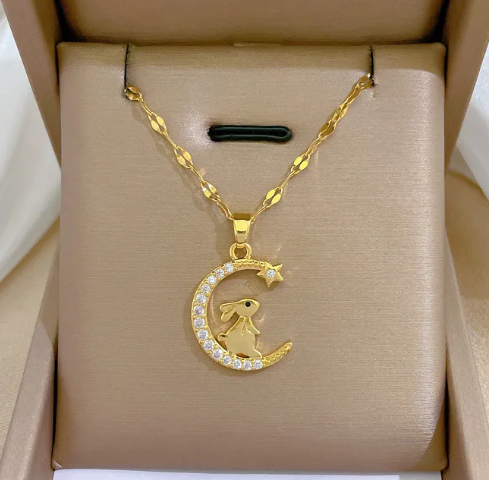 Elegant Gold Pendant Necklace