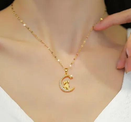 Elegant Gold Pendant Necklace