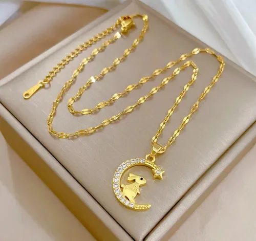 Elegant Gold Pendant Necklace