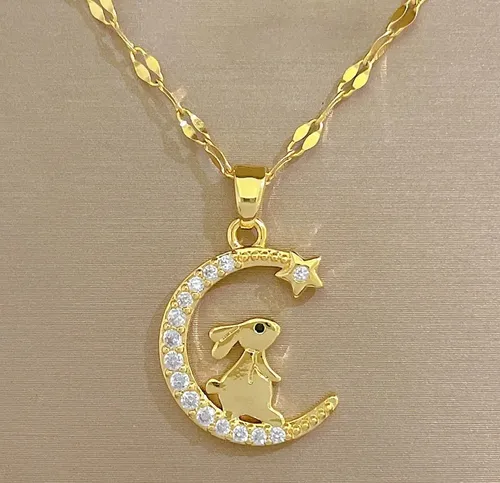 Elegant Gold Pendant Necklace
