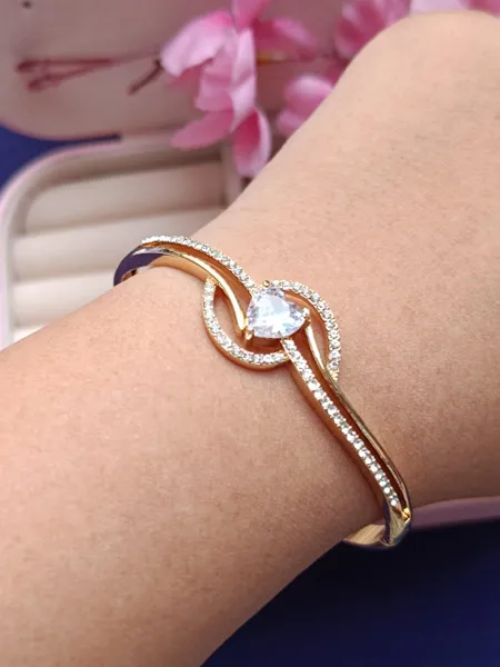 Elegant Zircon Heart Bracelet