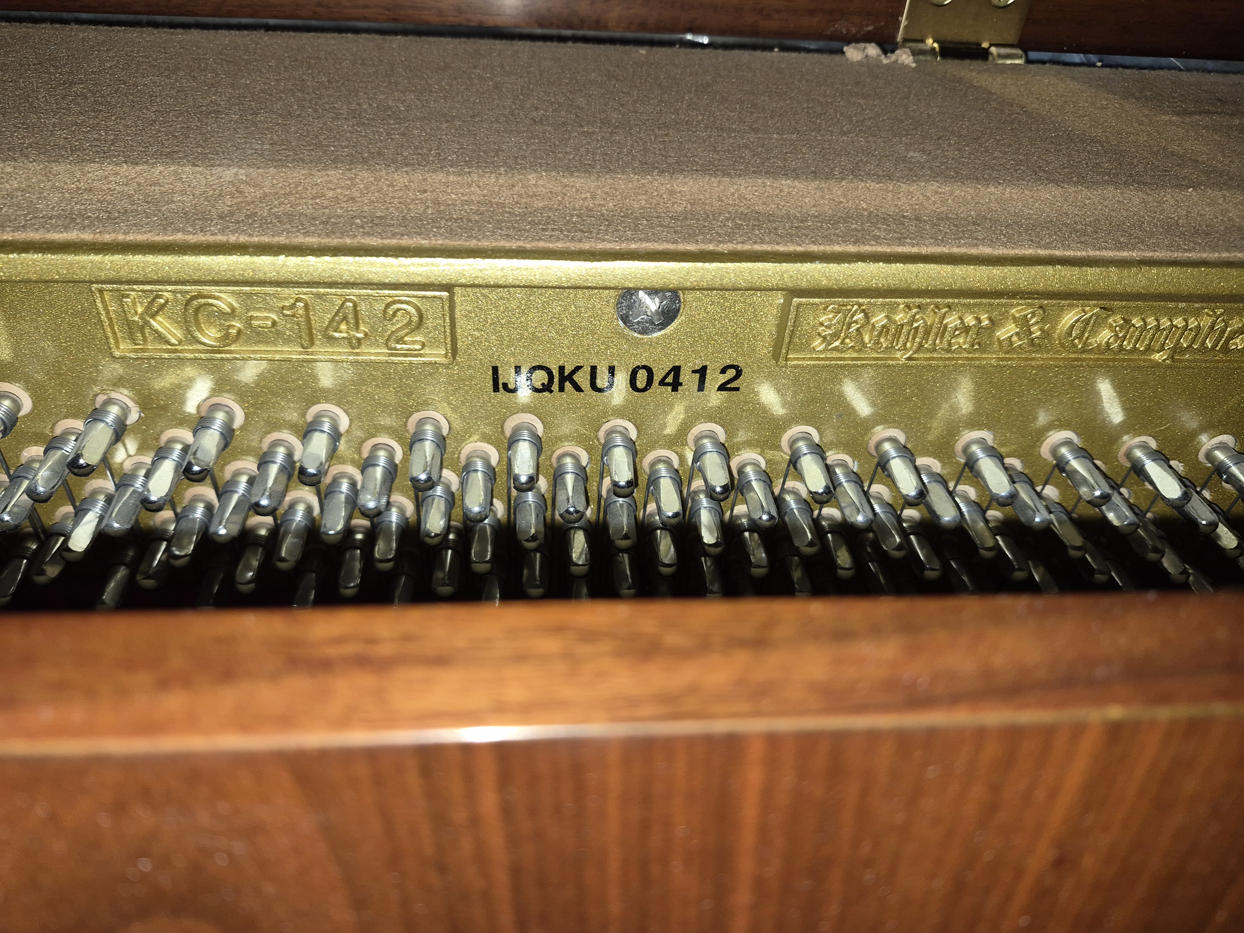 M 307 🎹 Piano Vertical Kohler & Campbell KC-142 - Elegancia y Calidad Superior