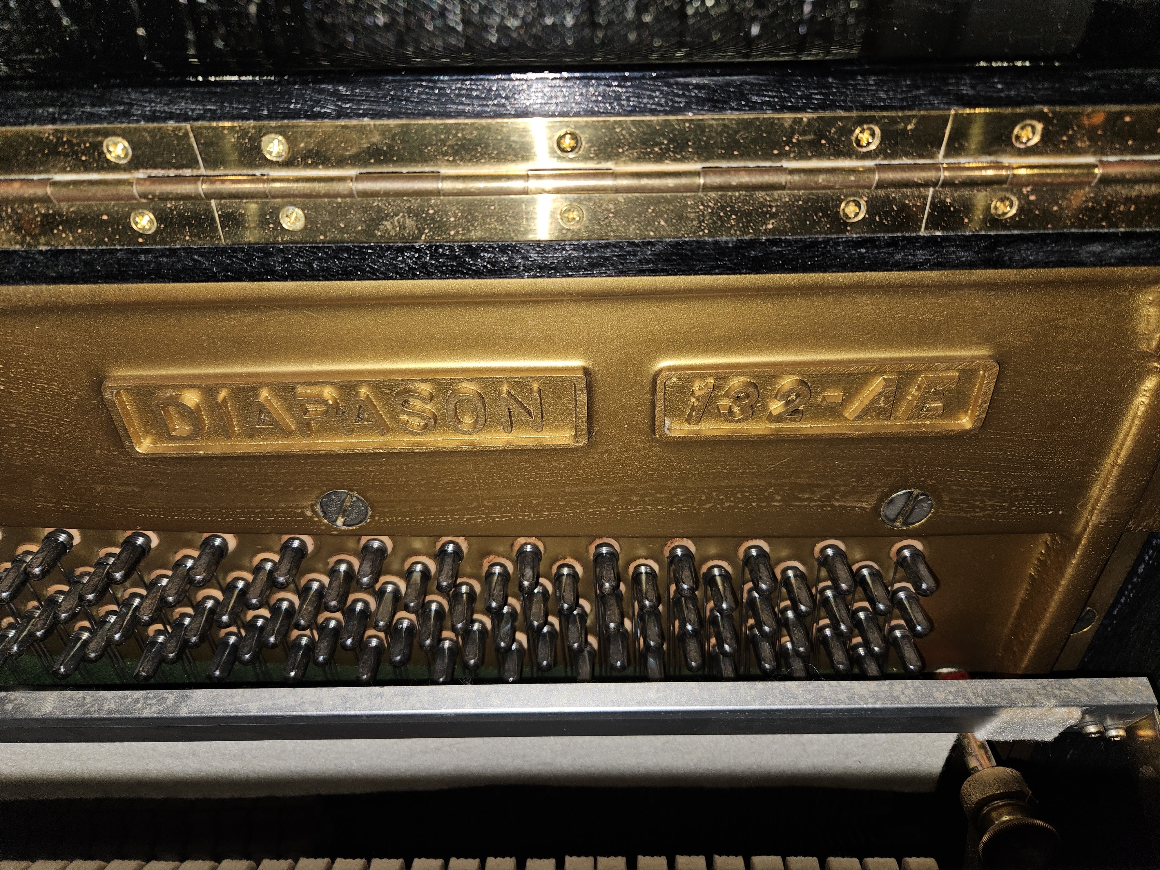 M304  🎹 Piano Vertical Diapason 132-AE - Sonoridad y Potencia Japonesa 