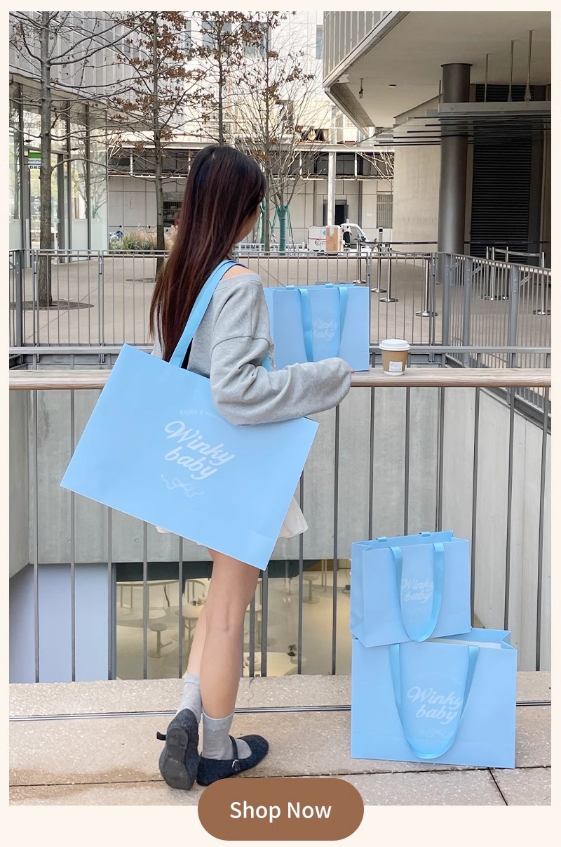 Túi Xách Giấy Thời Trang Màu Xanh Da Trời – Giải Pháp Đóng Gói Sang Trọng Cho Cửa Hàng Quần Áo Nữ