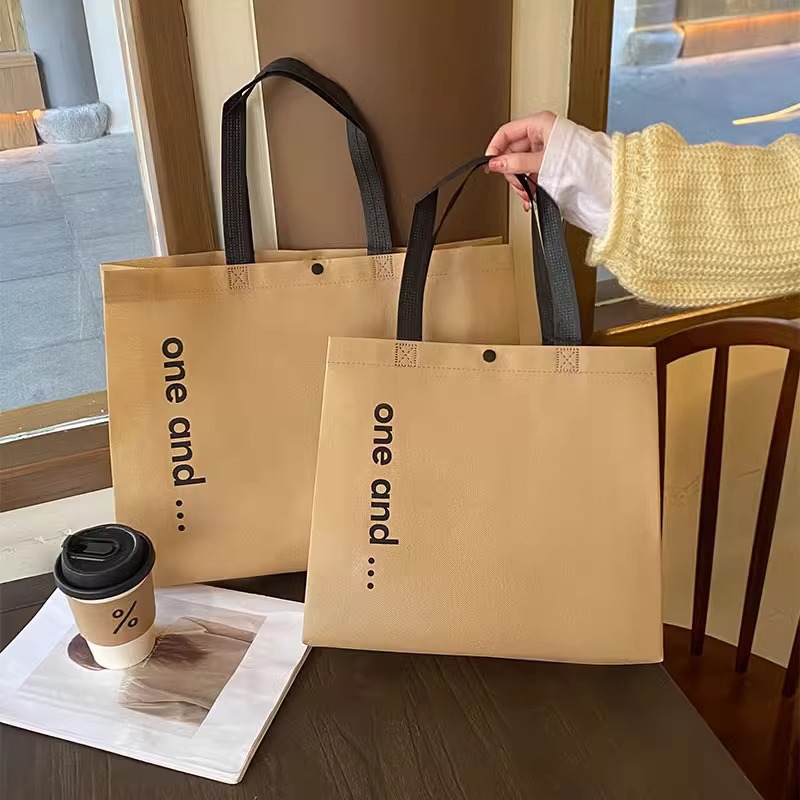 Túi Tote Vải Không Dệt – Giải Pháp Đóng Gói Tiện Lợi & Thời Trang Cho Cửa Hàng Quần Áo Nữ