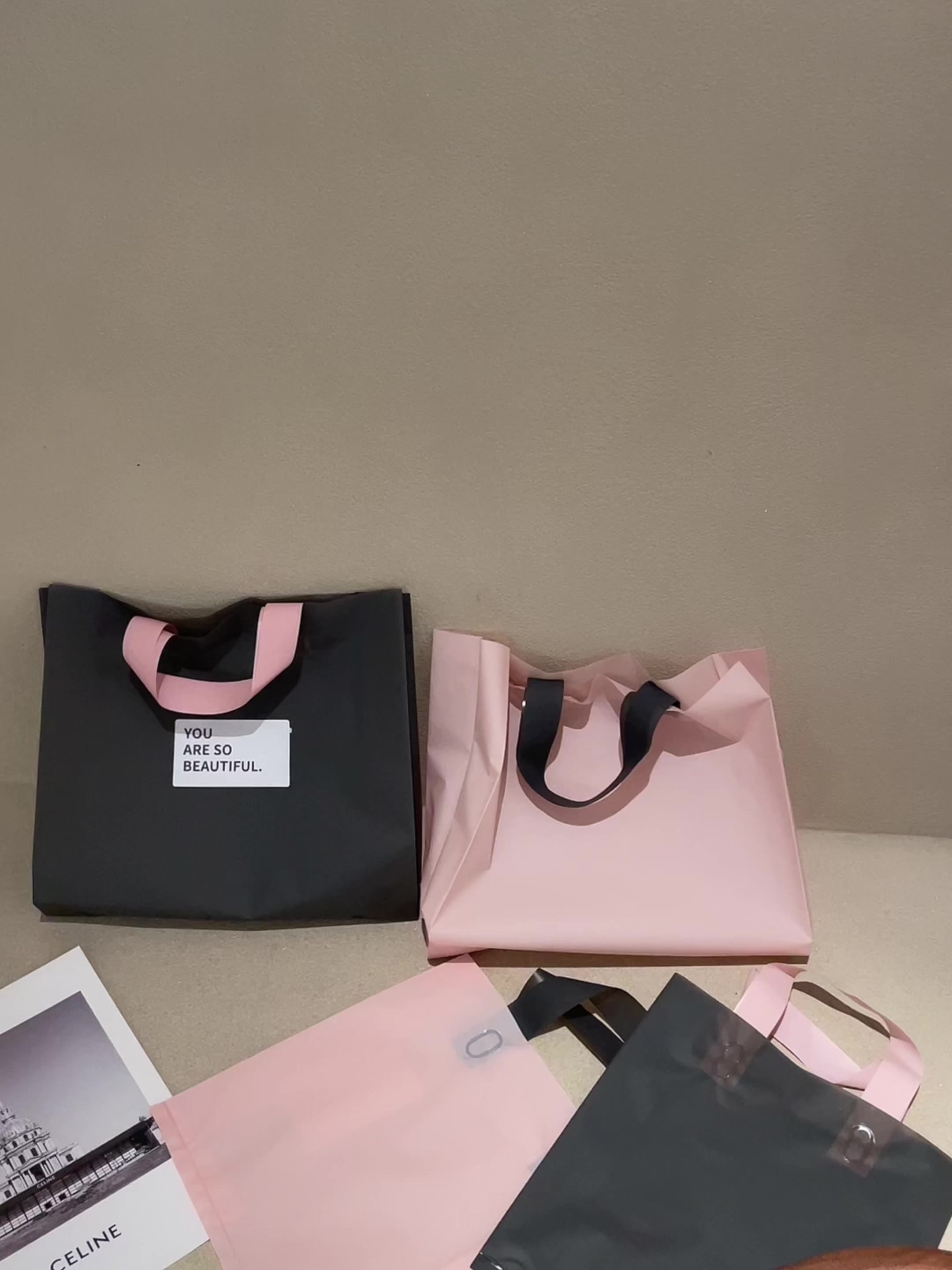 Combo 50 Túi Tote Đựng Quần Áo Trong Suốt Mờ – Giải Pháp Đóng Gói Quà Tặng & Hàng Hóa Bán Buôn Đơn Giản, Tinh Tế