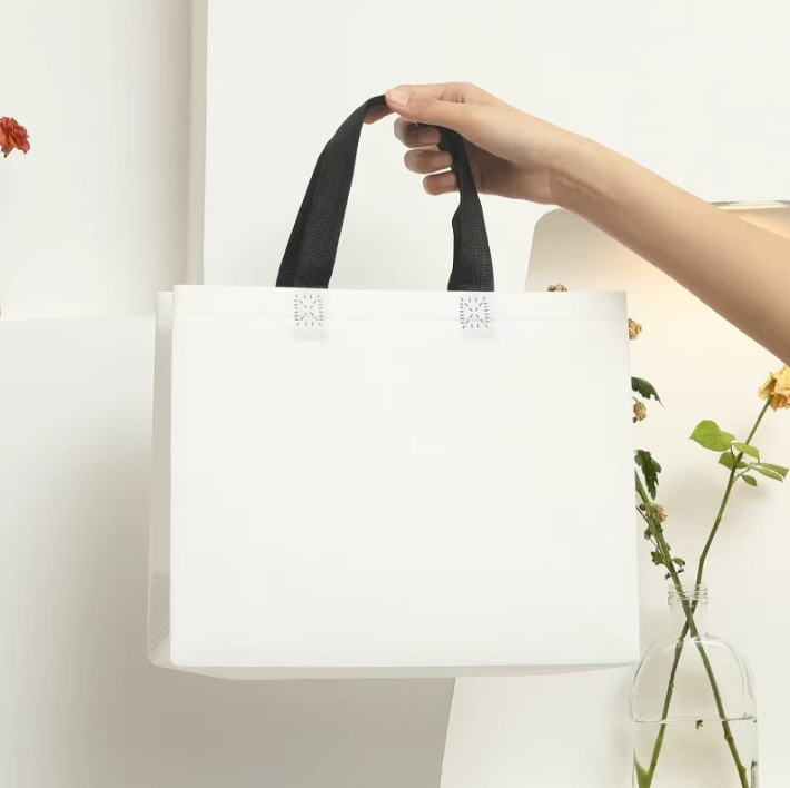 Túi vải không dệt tráng dày có logo tùy chỉnh cho cửa hàng quần áo, túi đóng gói quà tặng di động, túi mua sắm quảng cáo thân thiện với môi trường