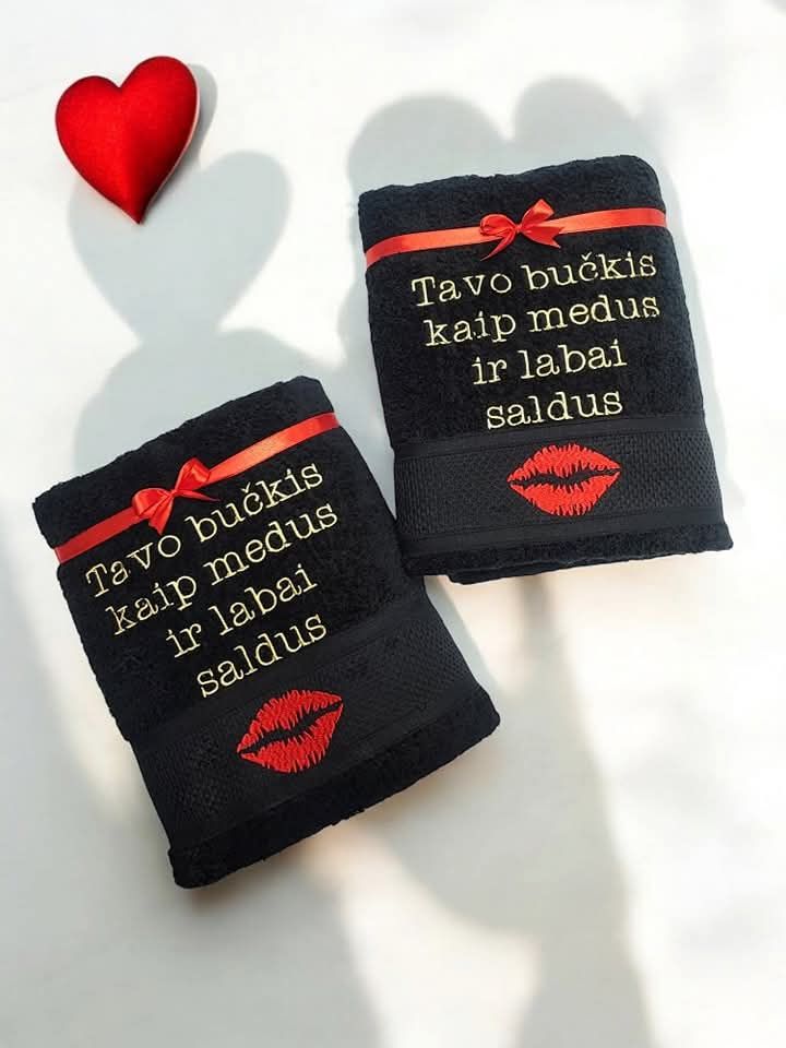 Rankšluostis su meilės užrašu
