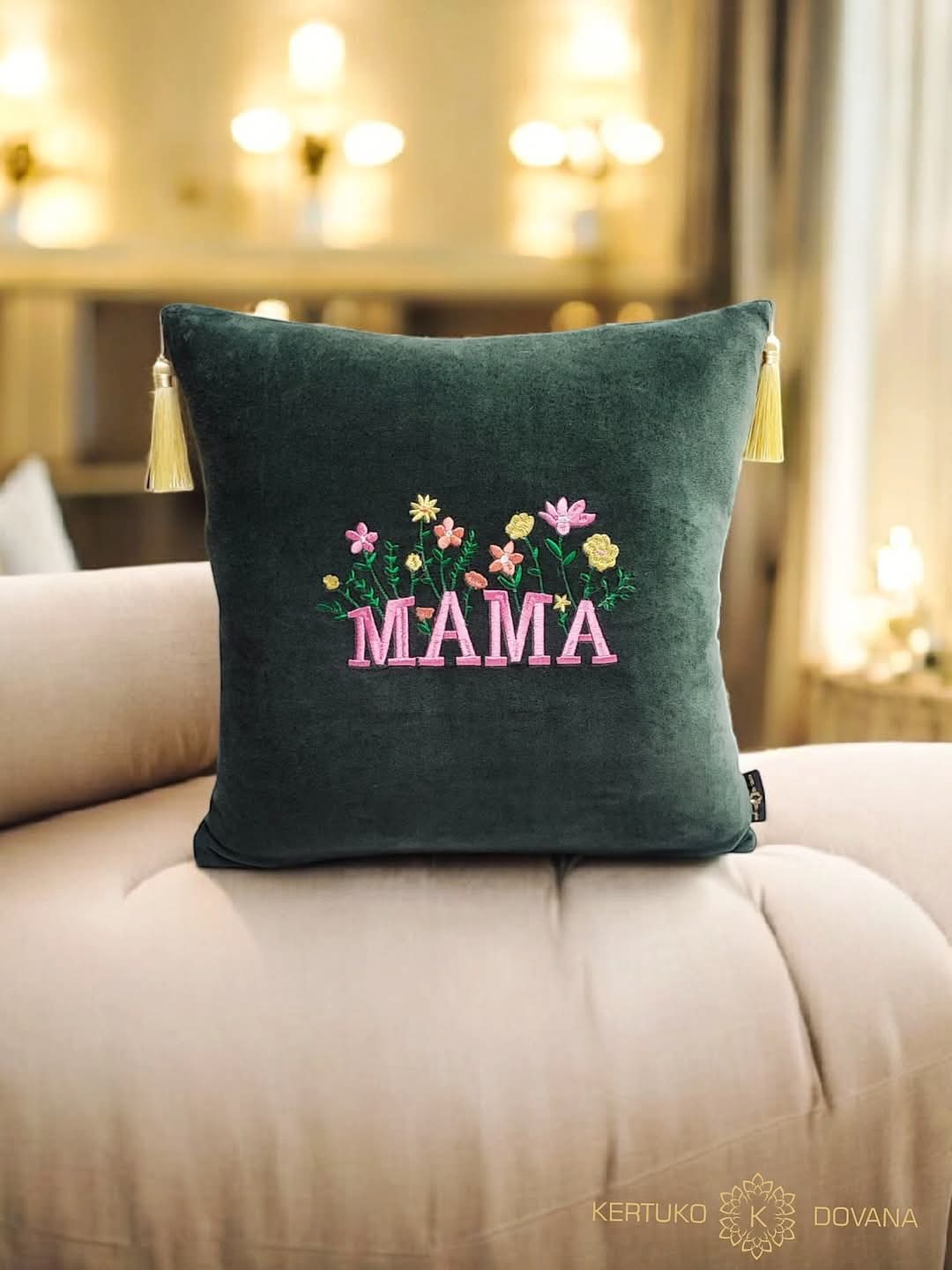 Siuvinėta pagalvėlė mamai