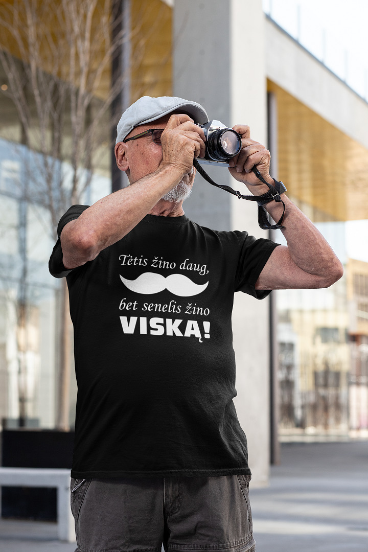 VYRIŠKI MARŠKINĖLIAI „TĖTIS ŽINO DAUG, BET SENELIS ŽINO VISKĄ!“