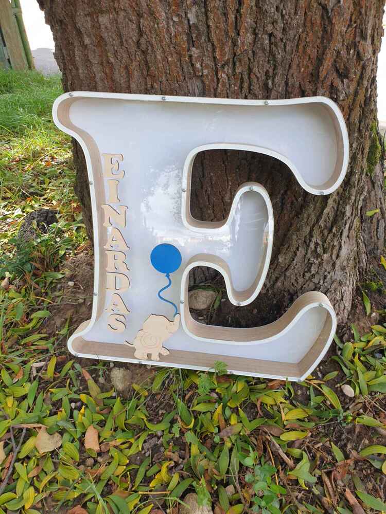 Balta, medinė taupyklė su raide