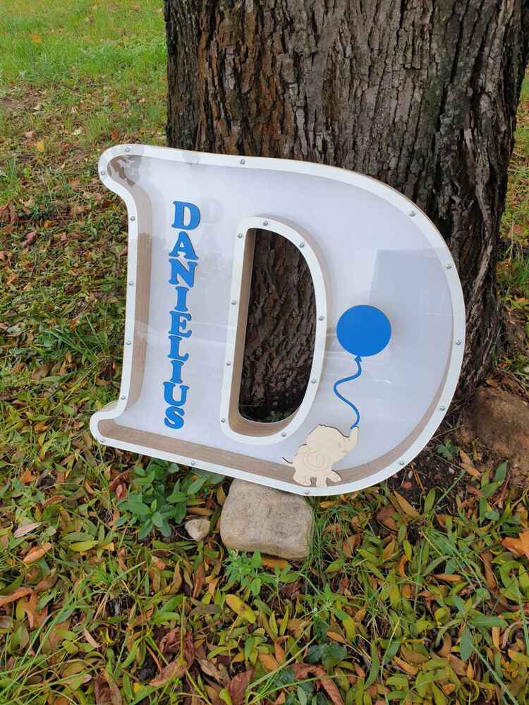 Balta, medinė taupyklė su raide