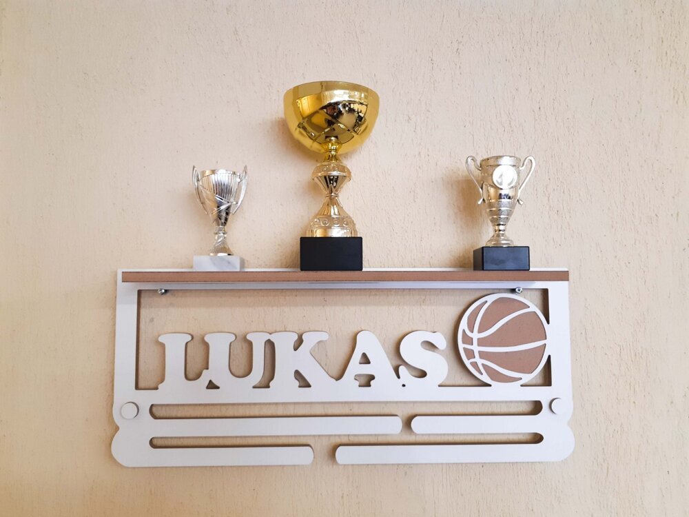 Medalių kabykla (Su jūsų pasirinktu vardu ir sporto šakos inicialu)