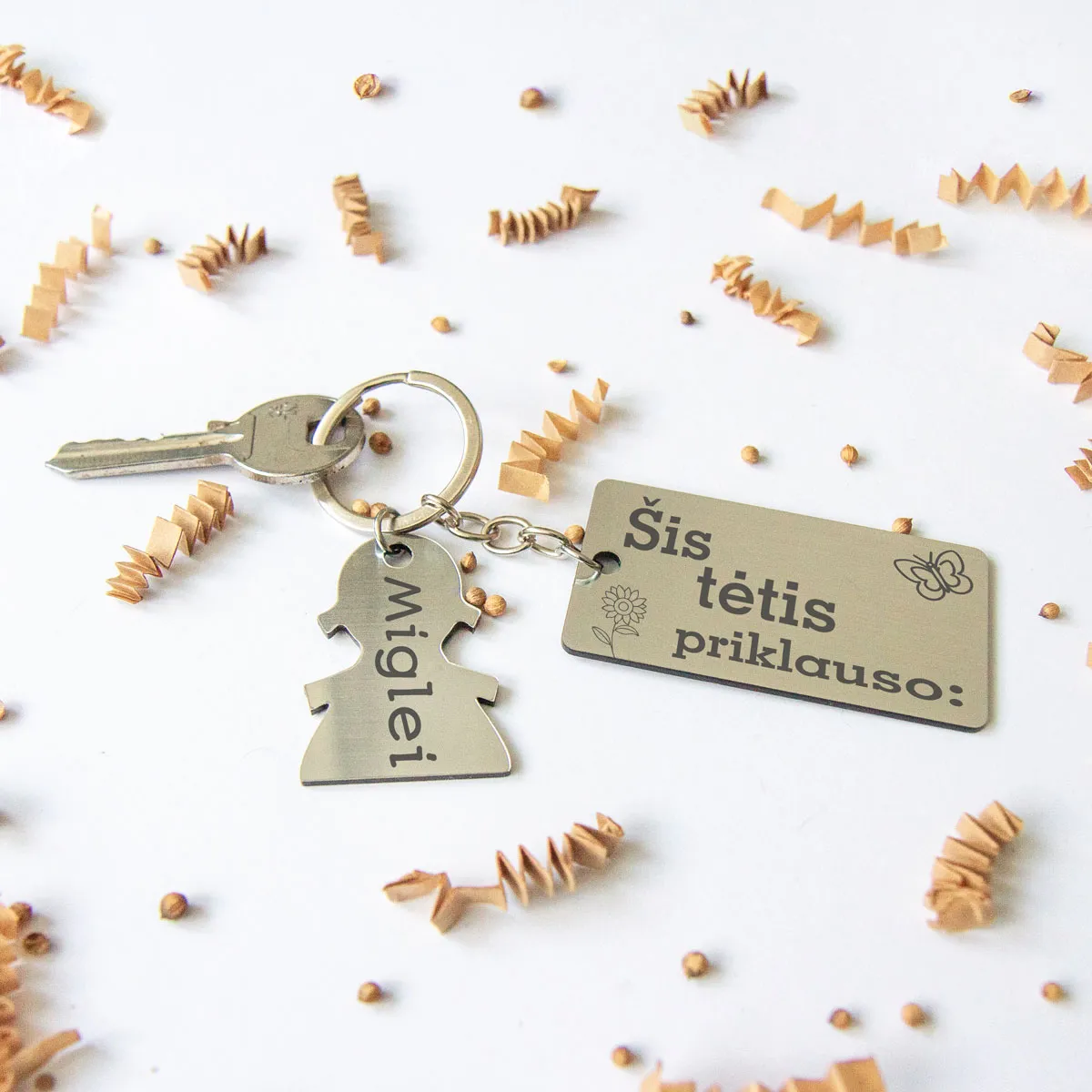 Raktų pakabukas "Šis tėtis priklauso" su Jūsų pasirinktais vardais