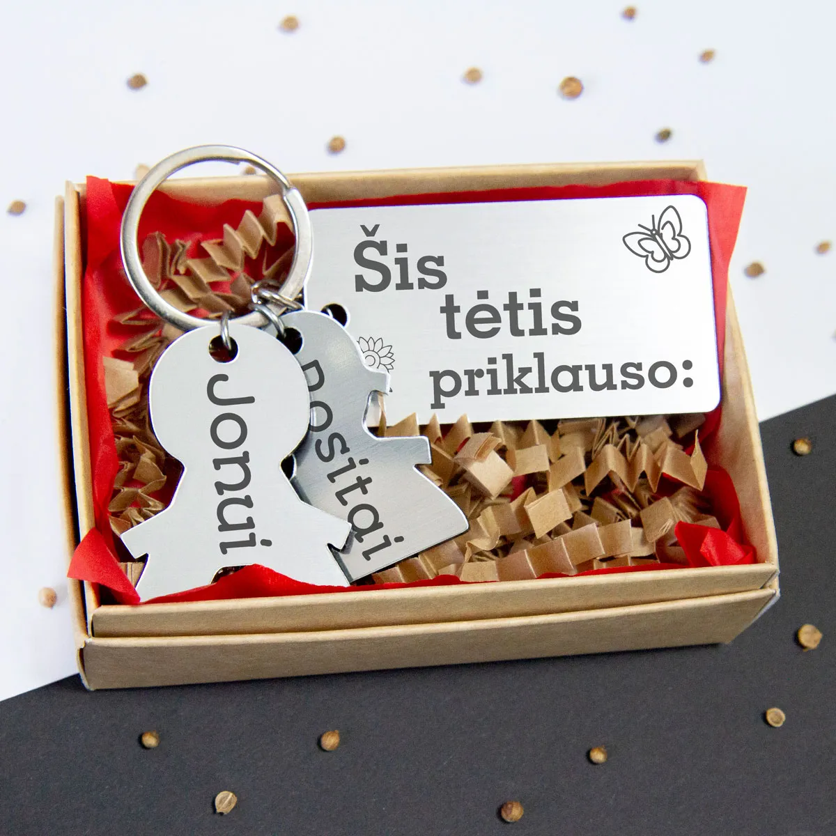 Raktų pakabukas "Šis tėtis priklauso" su Jūsų pasirinktais vardais