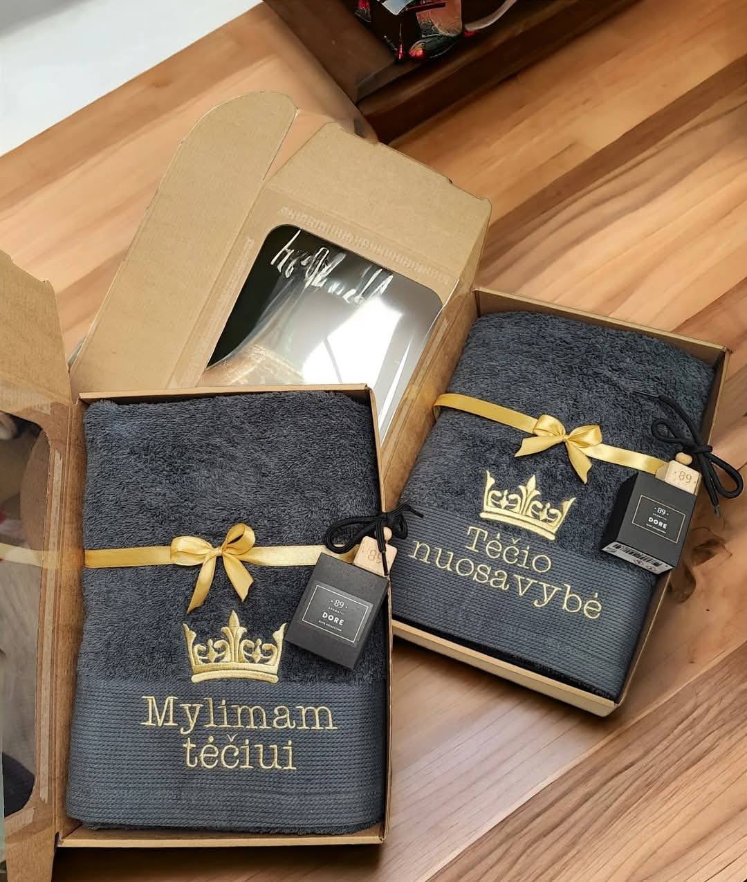 Siuvinėtas rankšluostis + Kabinamas stiklinis oro gaiviklis