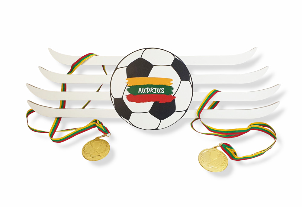 Balta medalių kabykla su futbolo kamuoliu