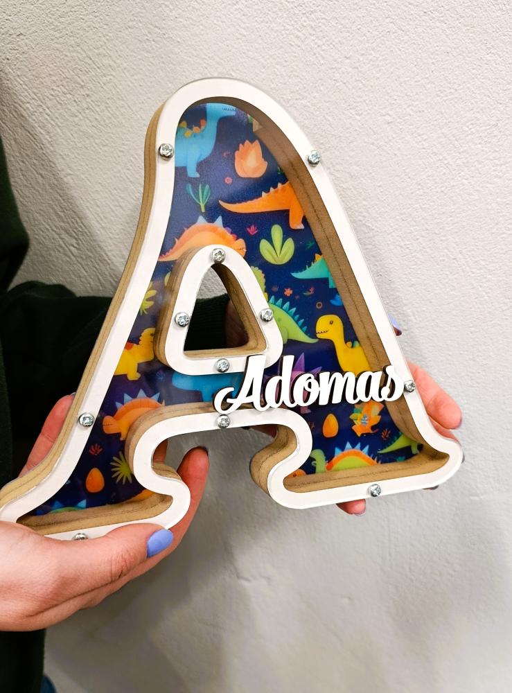 Balta, medinė taupyklė dinozaurai su raide (Su pasirinkta raide ir vardu)