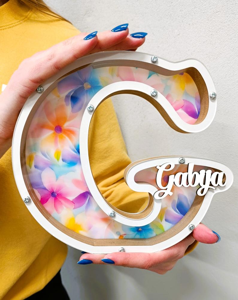 Balta, medinė taupyklė gėlytės su raide (Su pasirinkta raide ir vardu)