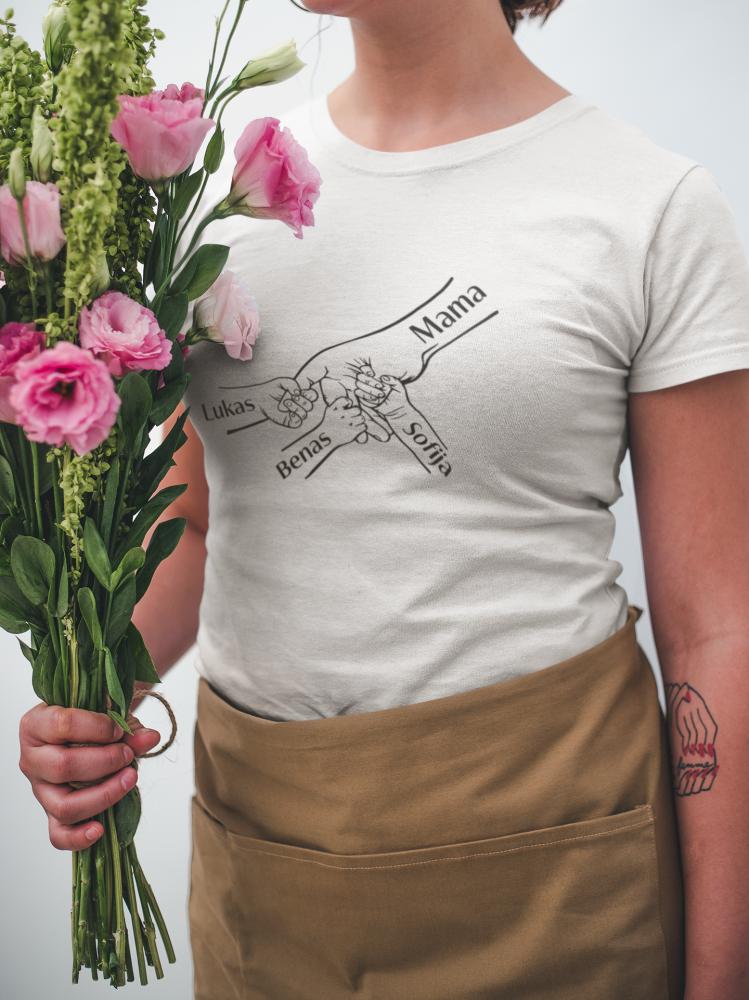 Moteriški marškinėliai „Mamai“ su jūsų vaikučių vardais