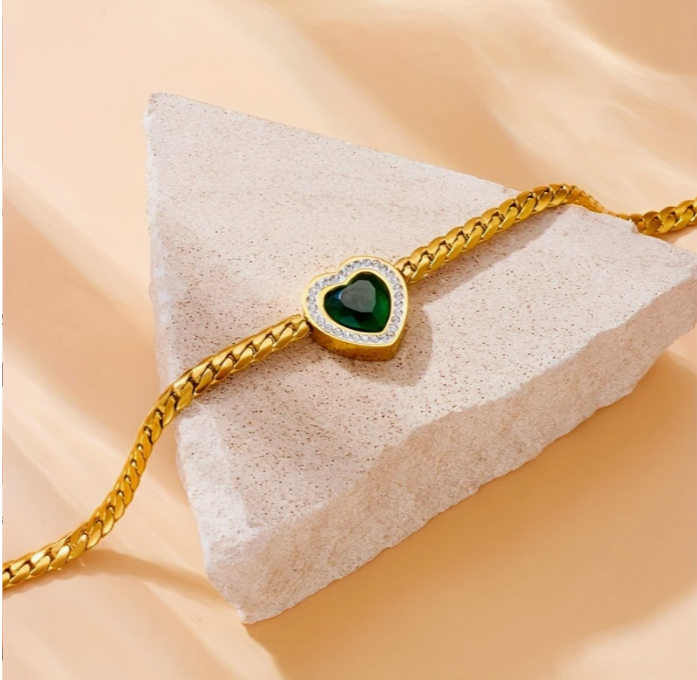 Pulseira dourada com coração verde