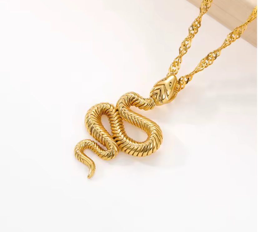 Colar Dourado Pingente de Cobra