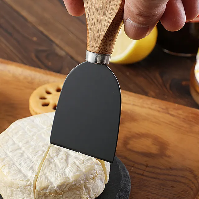 Schwarze Edelstahl Käsemesser und Buttermesser mit Antihaftbeschichtung, ausgestattet mit Akazienholzgriff || Black Stainless Steel Cheese and Butter Knife Set with Non-Stick Coating, Equipped with Acacia Wood Handles
