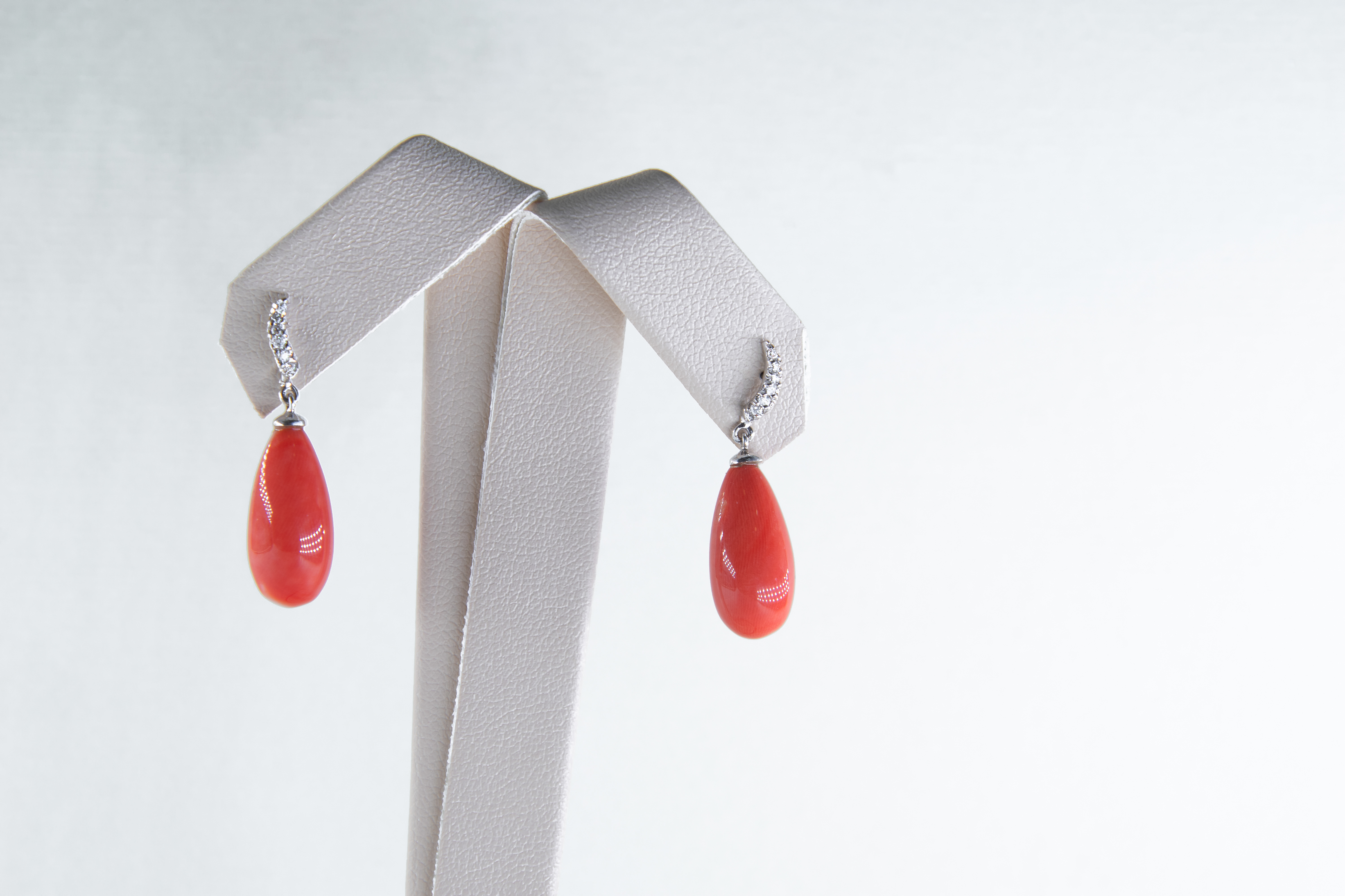 Aretes colgantes con coral rojo