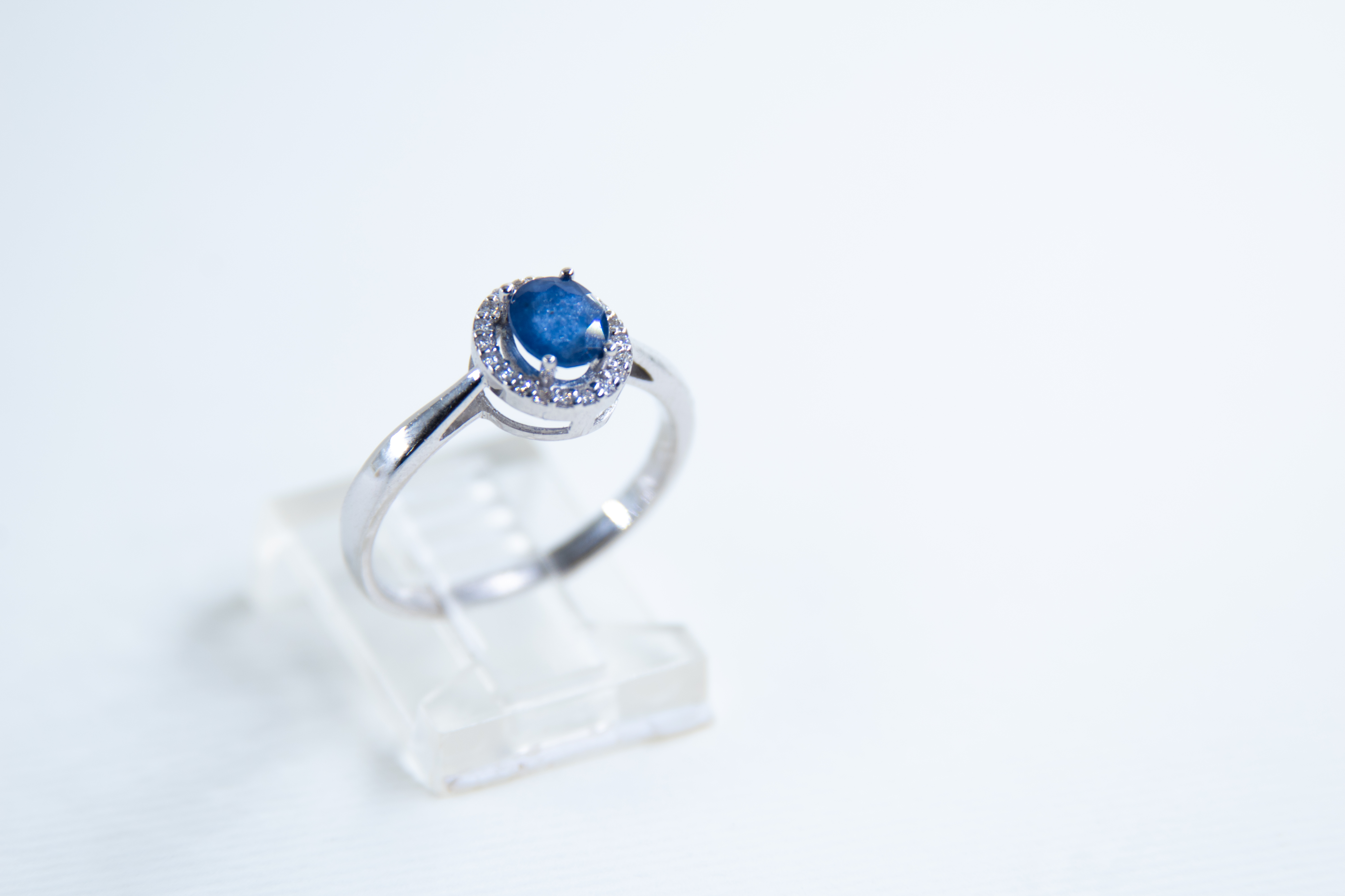 Anillo de plata con zafiro azul