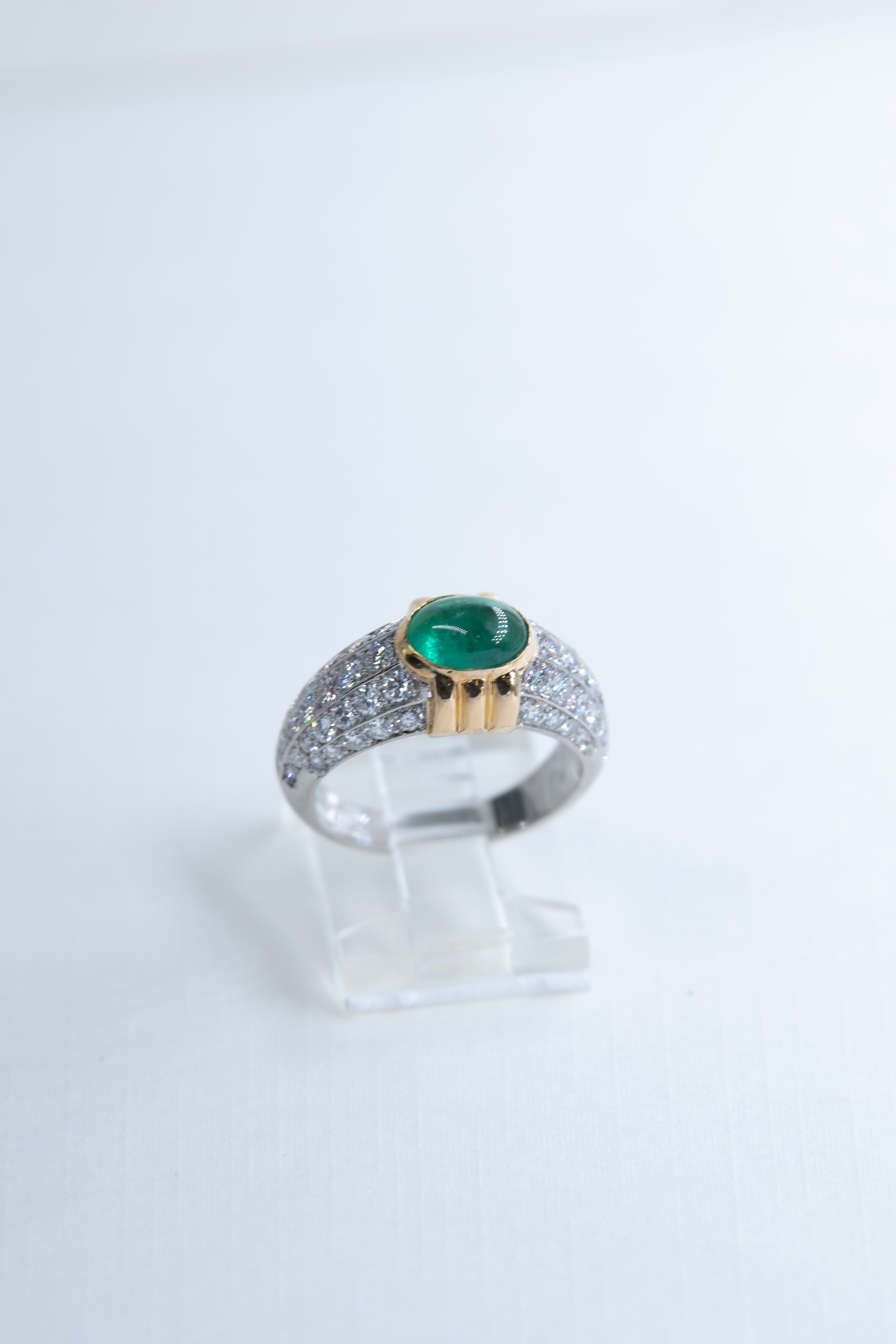 Anillo de esmeralda y diamantes
