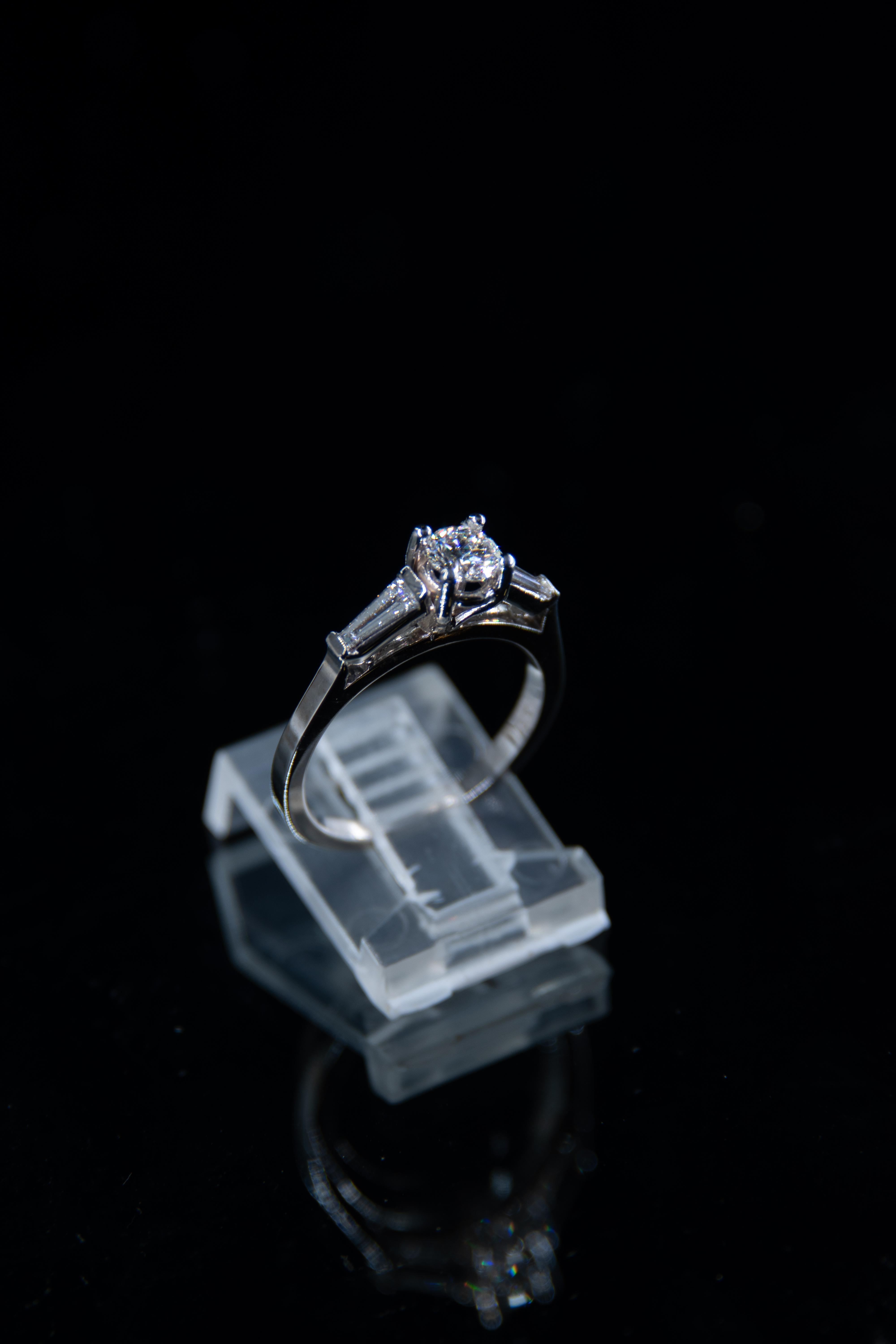 Oro blanco con diamante