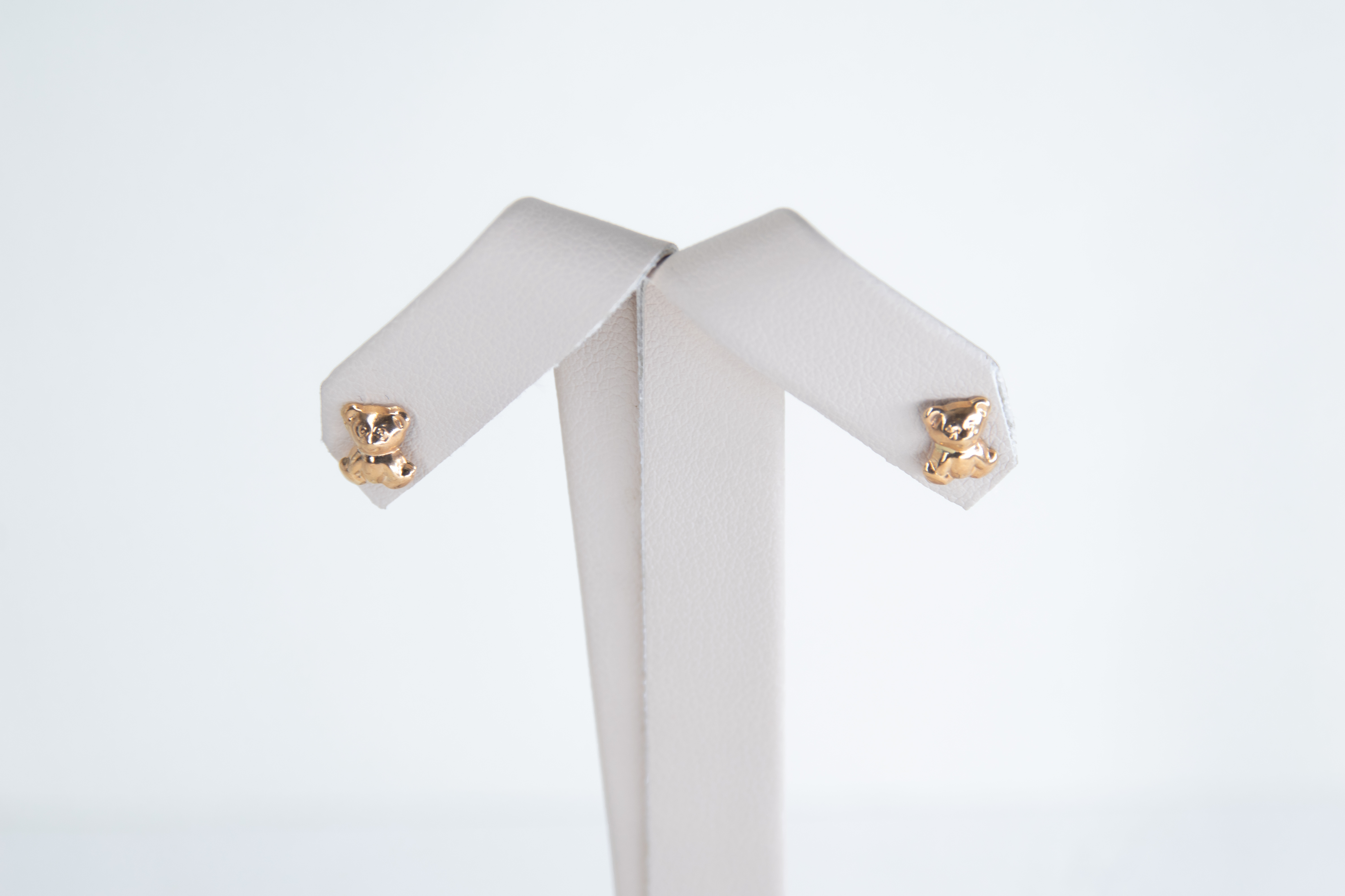 Aretes tipo stud con osito en oro