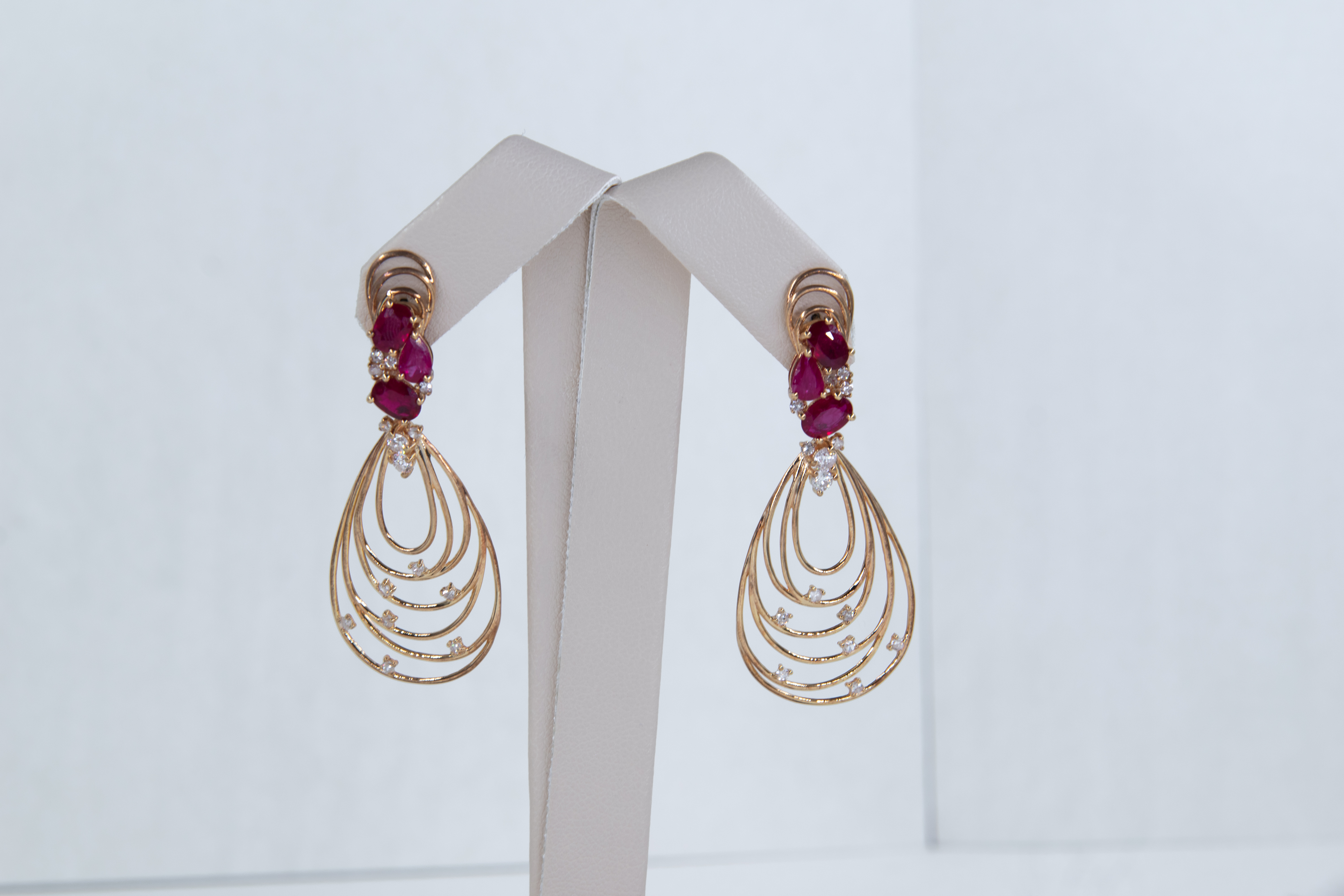 Aretes colgantes elegantes de oro