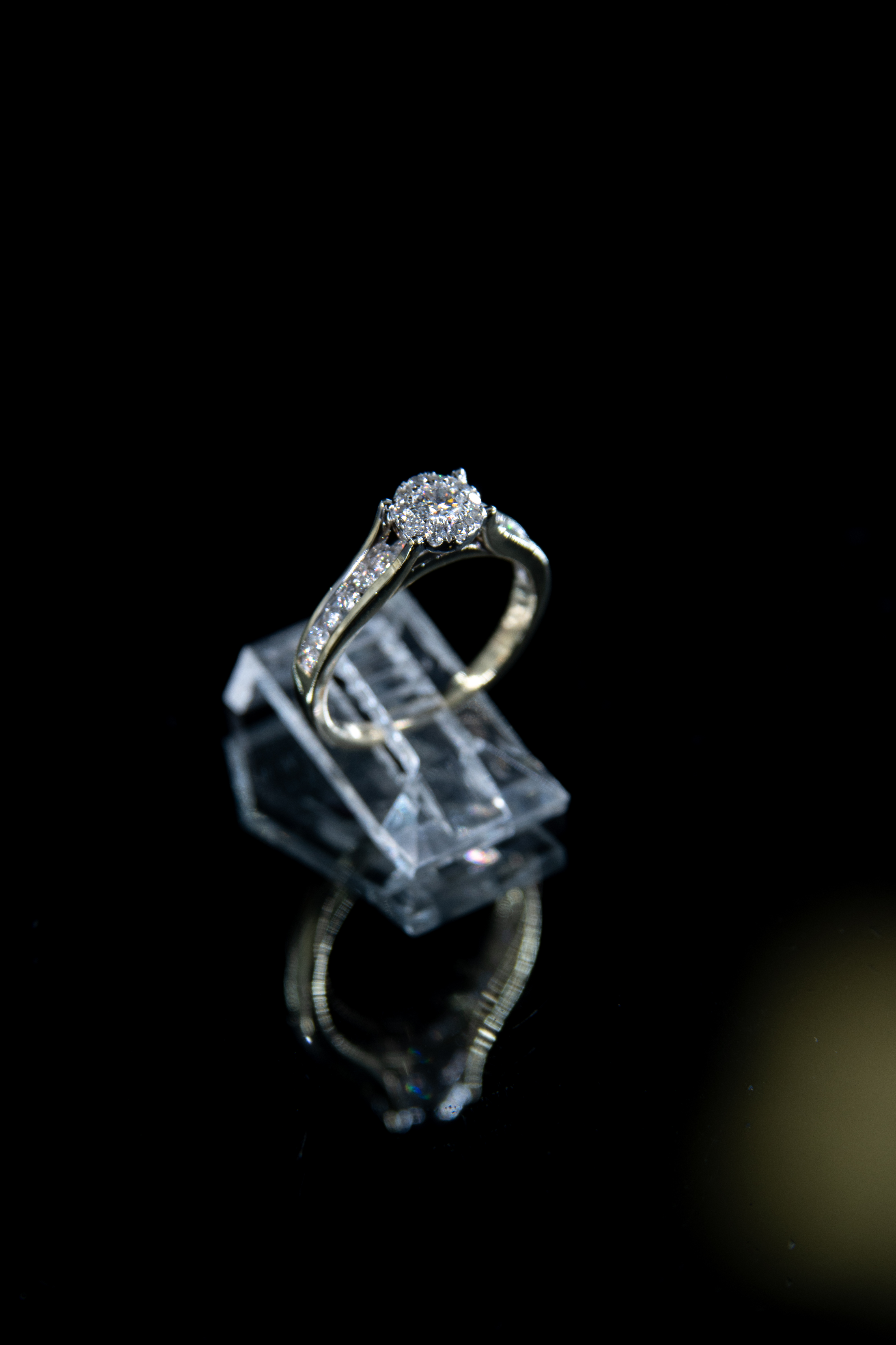 Oro blanco con diamante