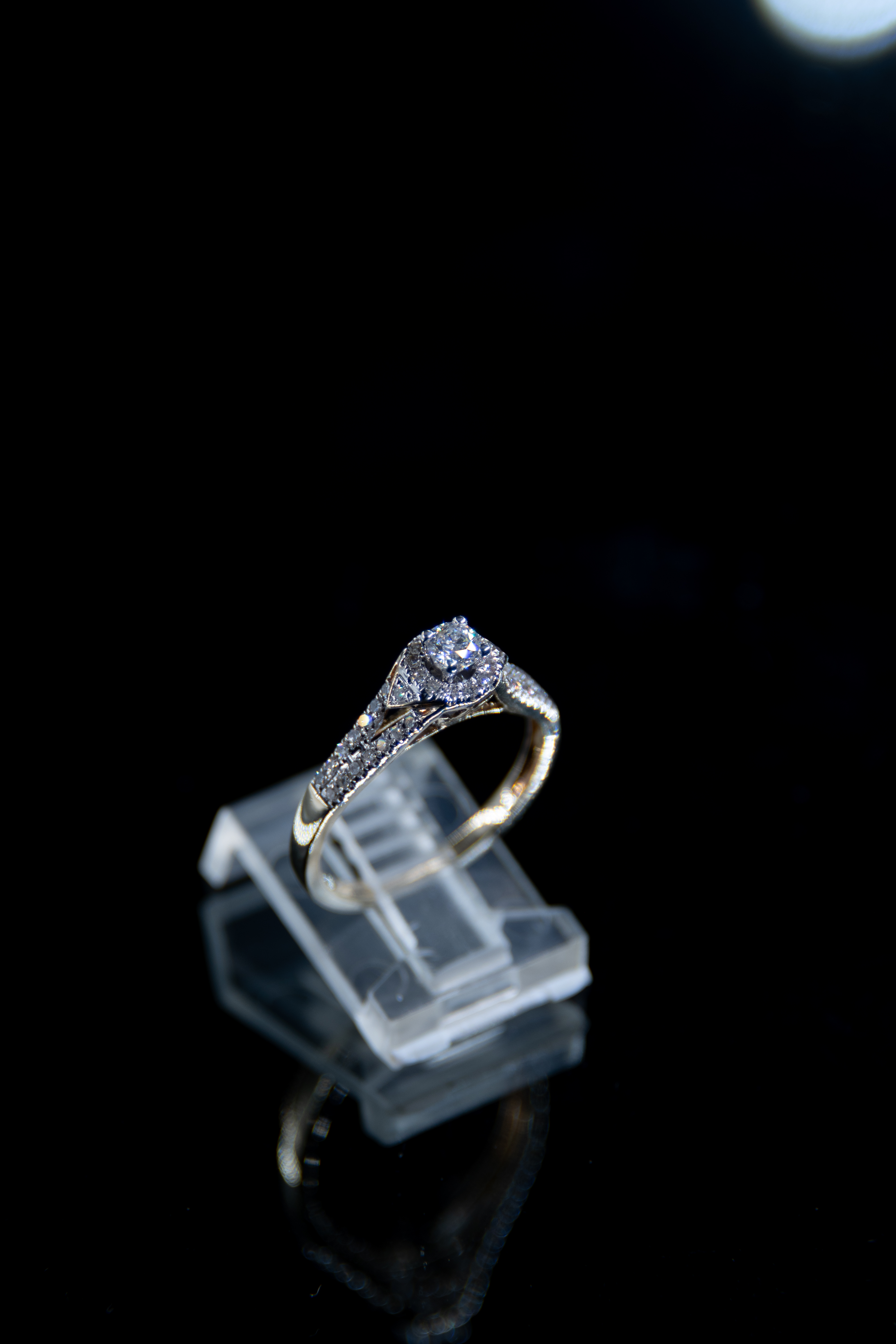 Anillo de compromiso de oro blanco
