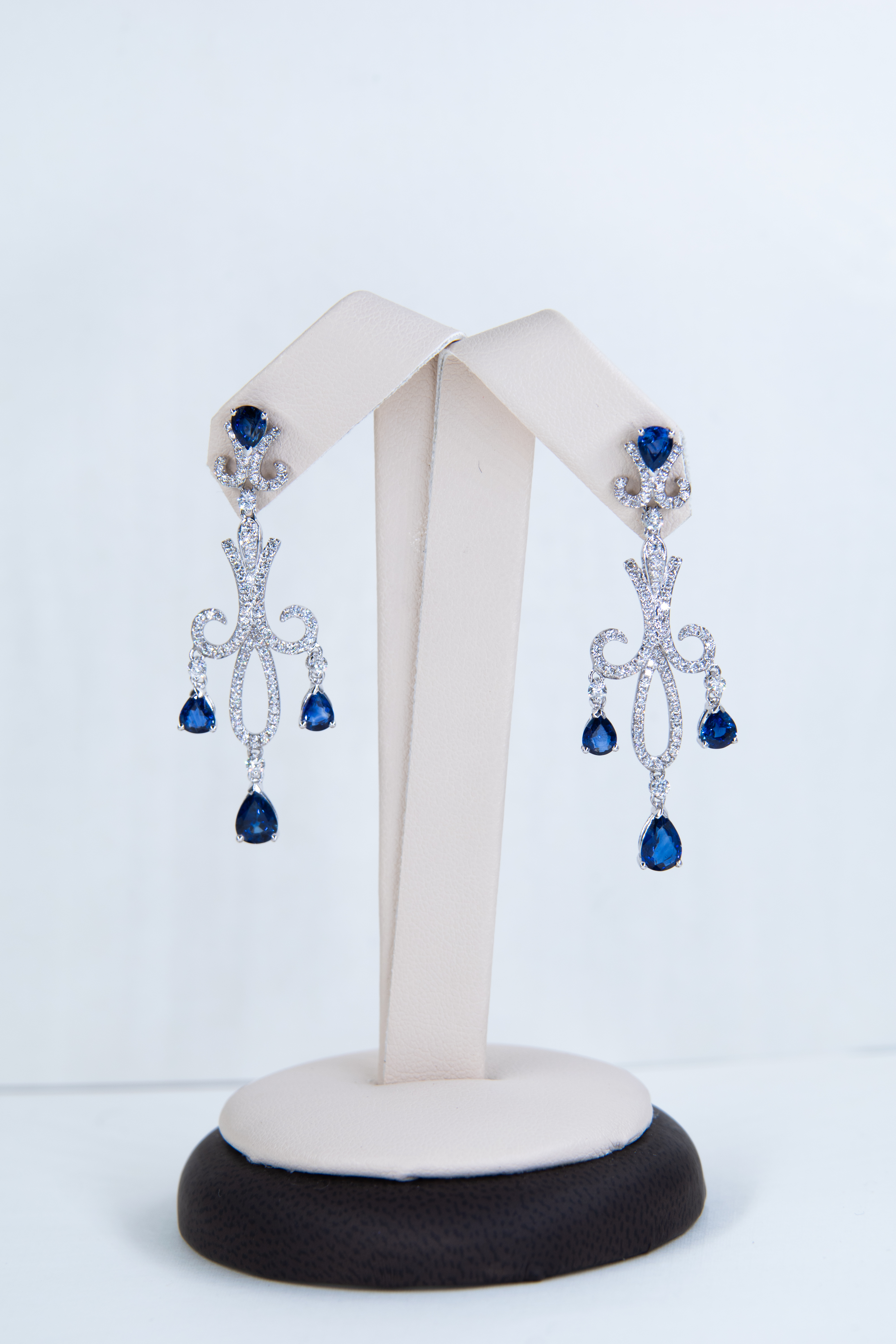 Aretes colgantes elegantes con zafiros