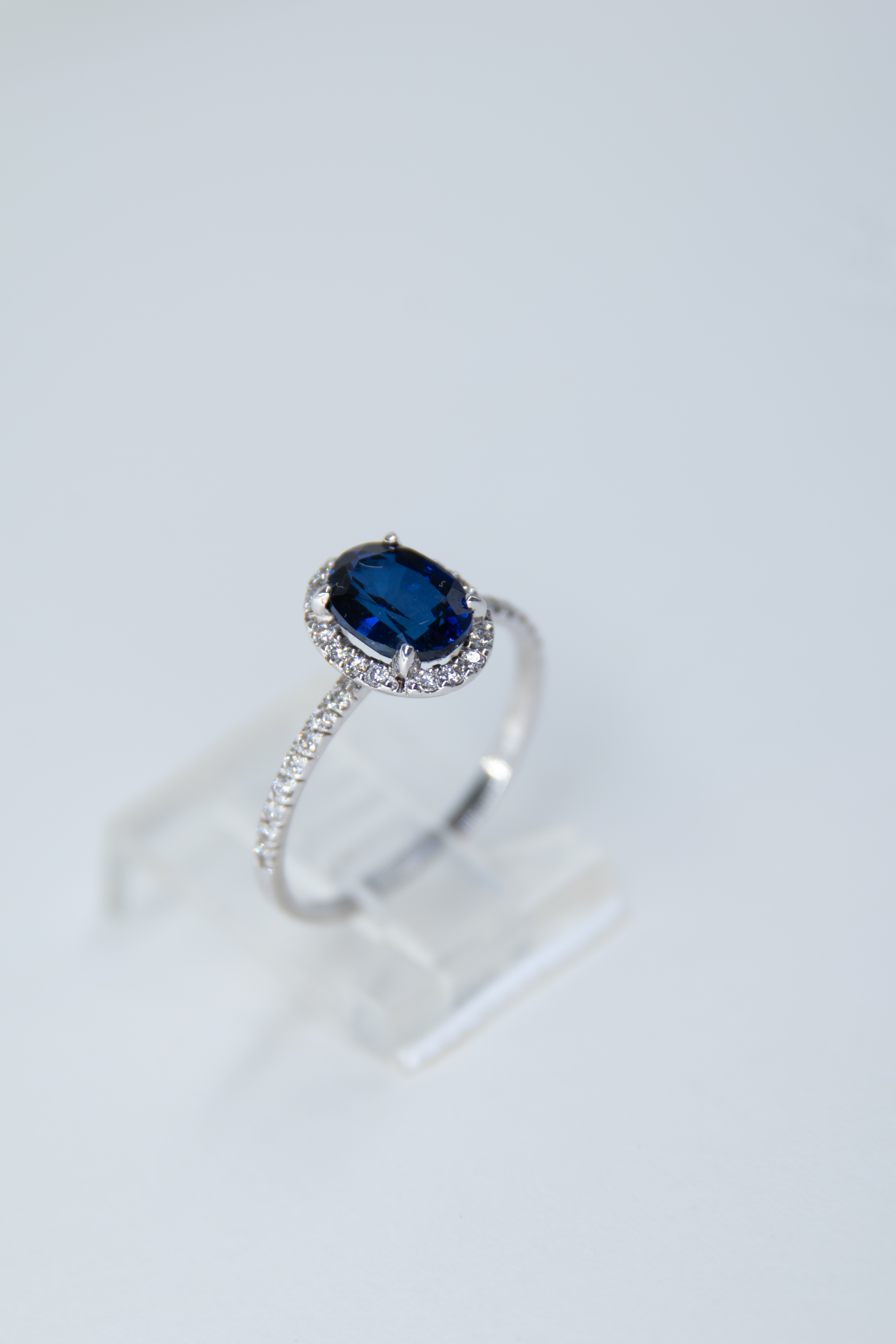 Anillo de zafiro y diamantes