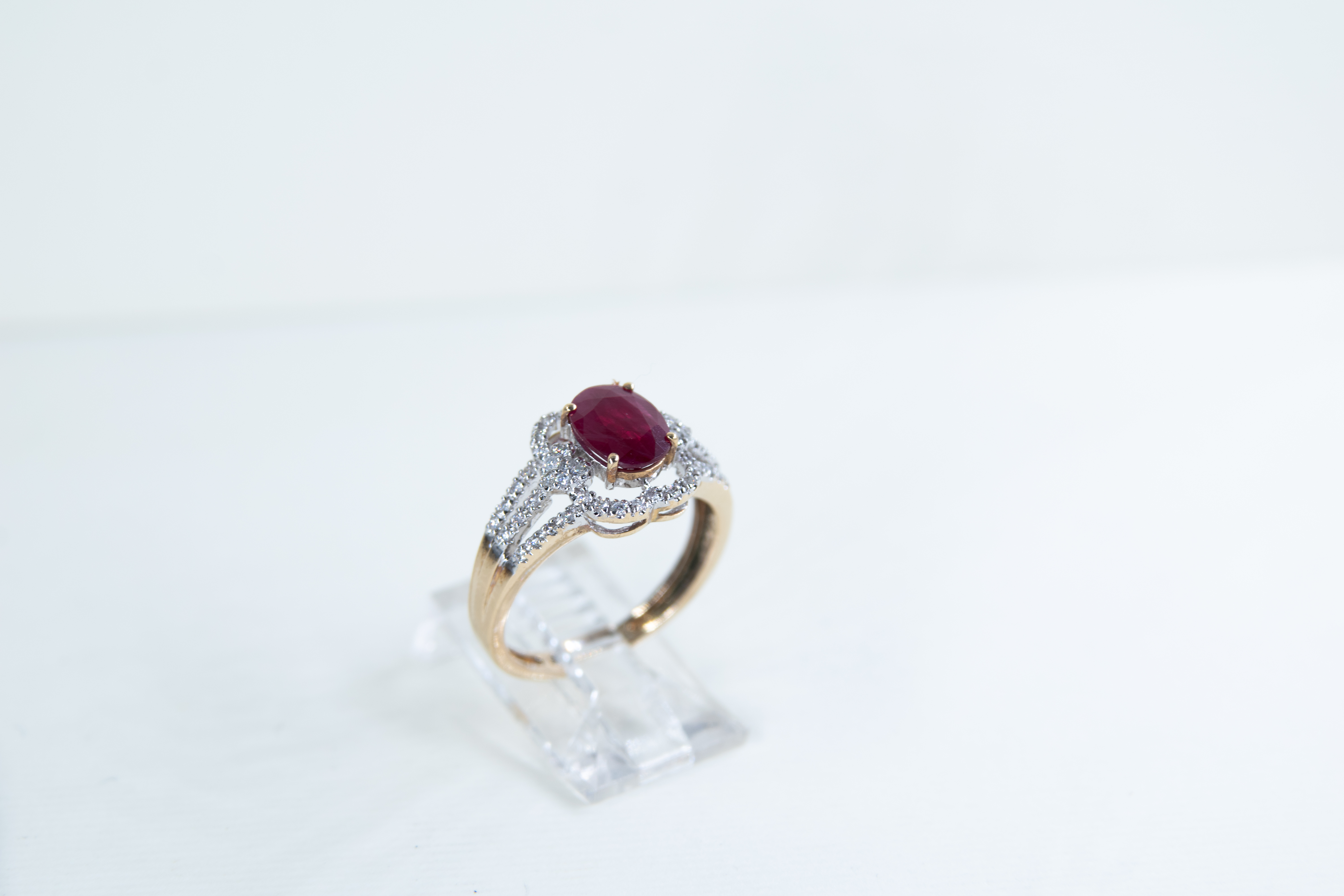 Anillo de oro con rubí y diamantes