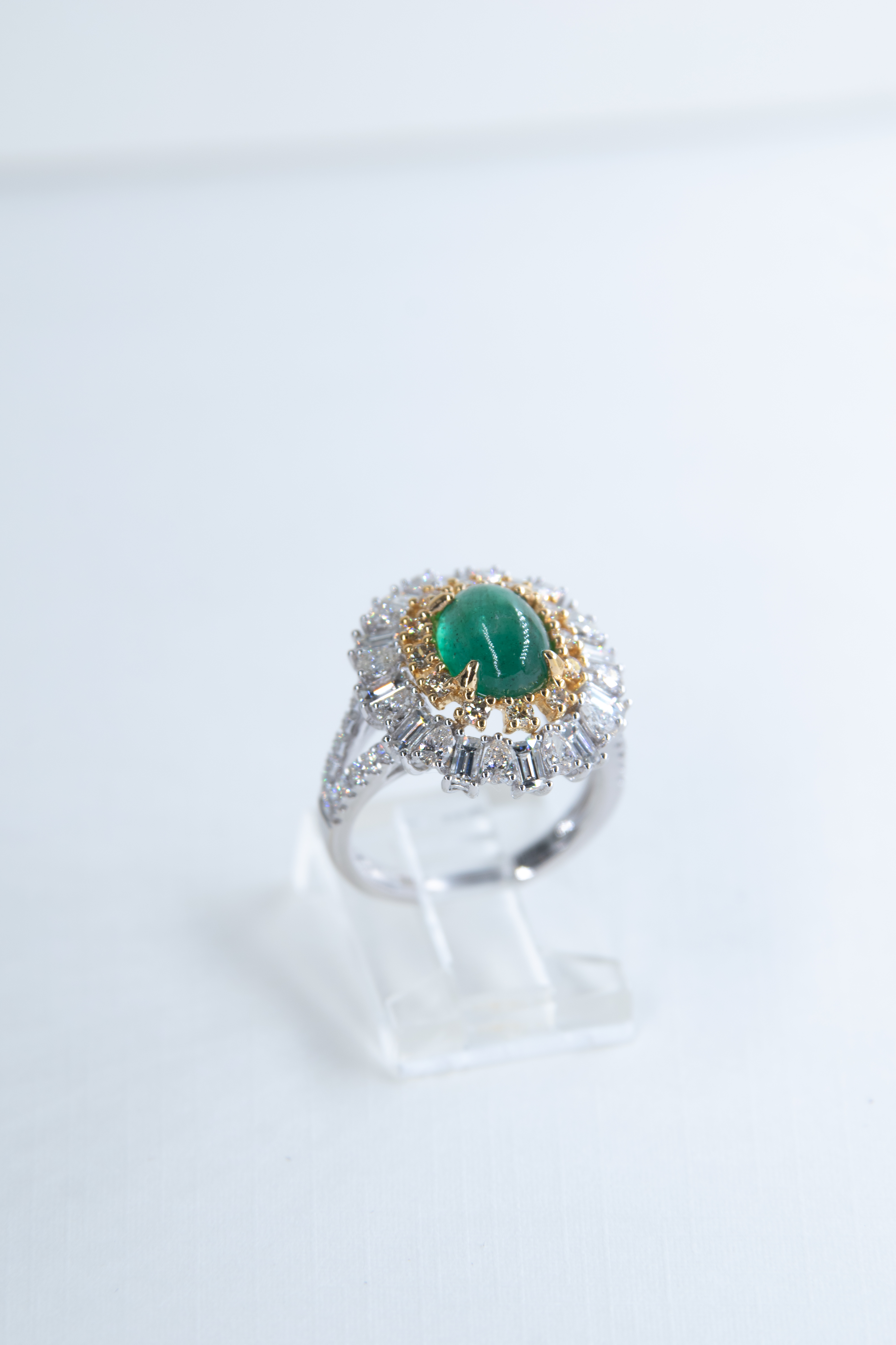 Anillo de plata con esmeralda y diamantes