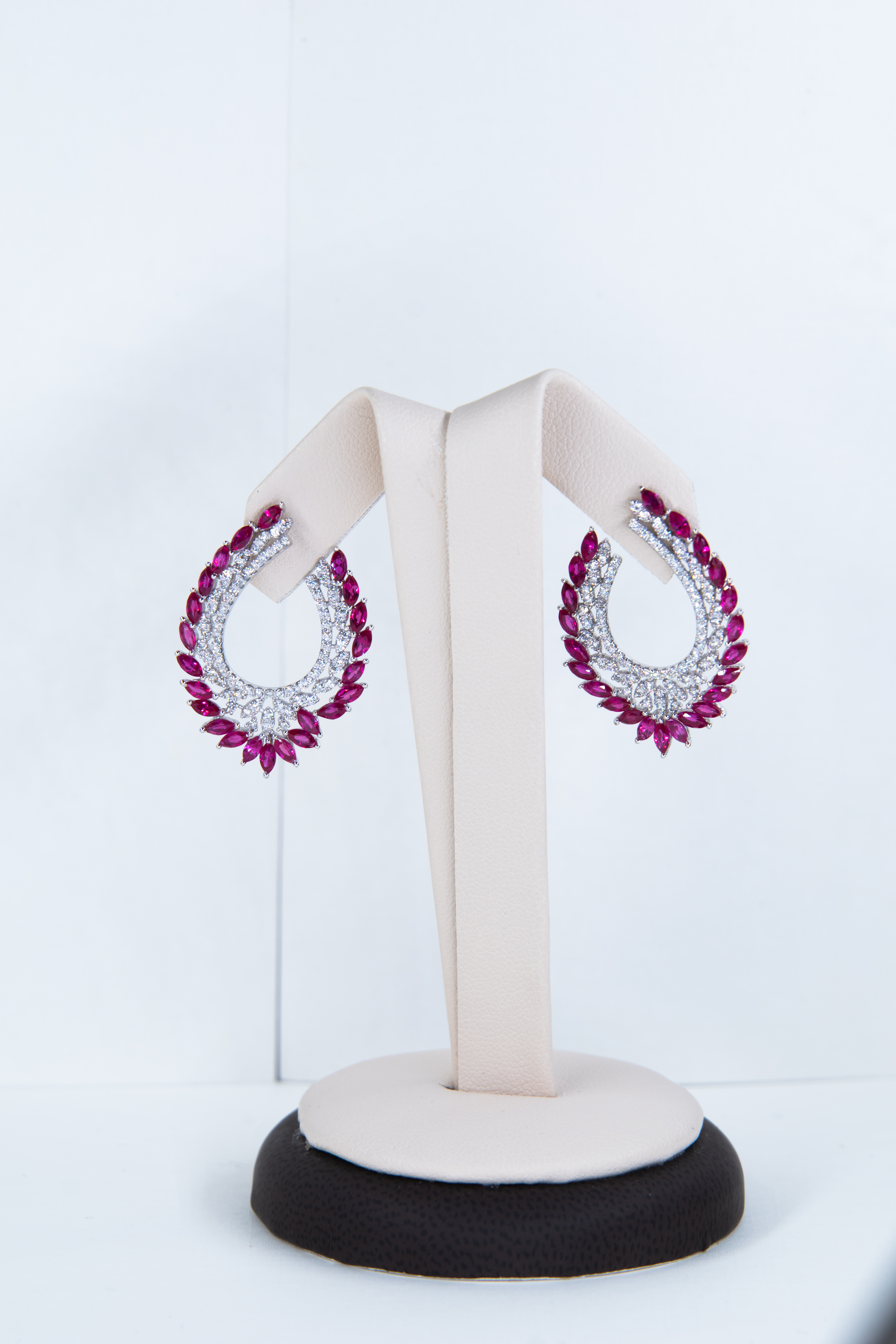 Aros con rubíes y diamantes