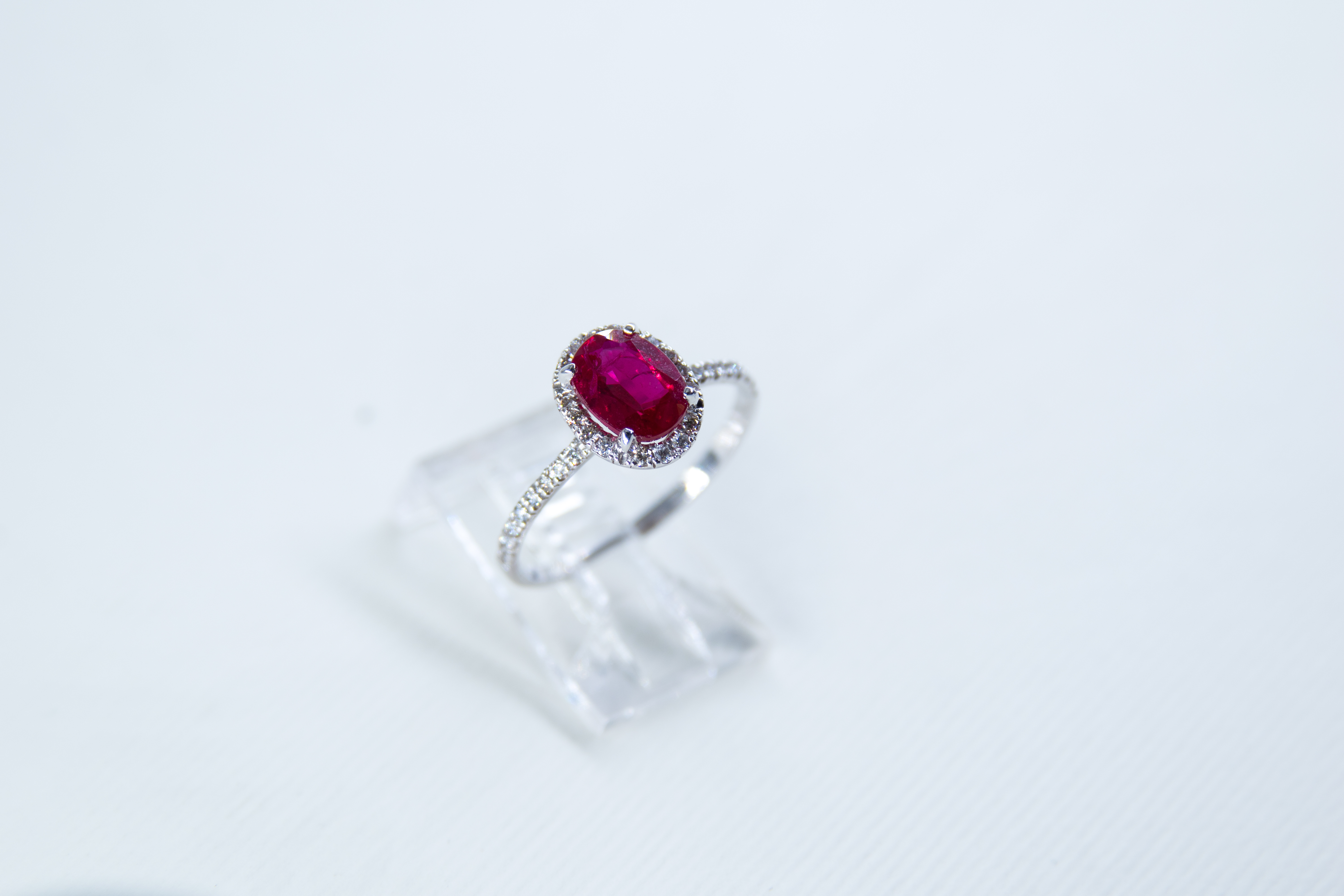 Anillo con halo de rubí y diamantes